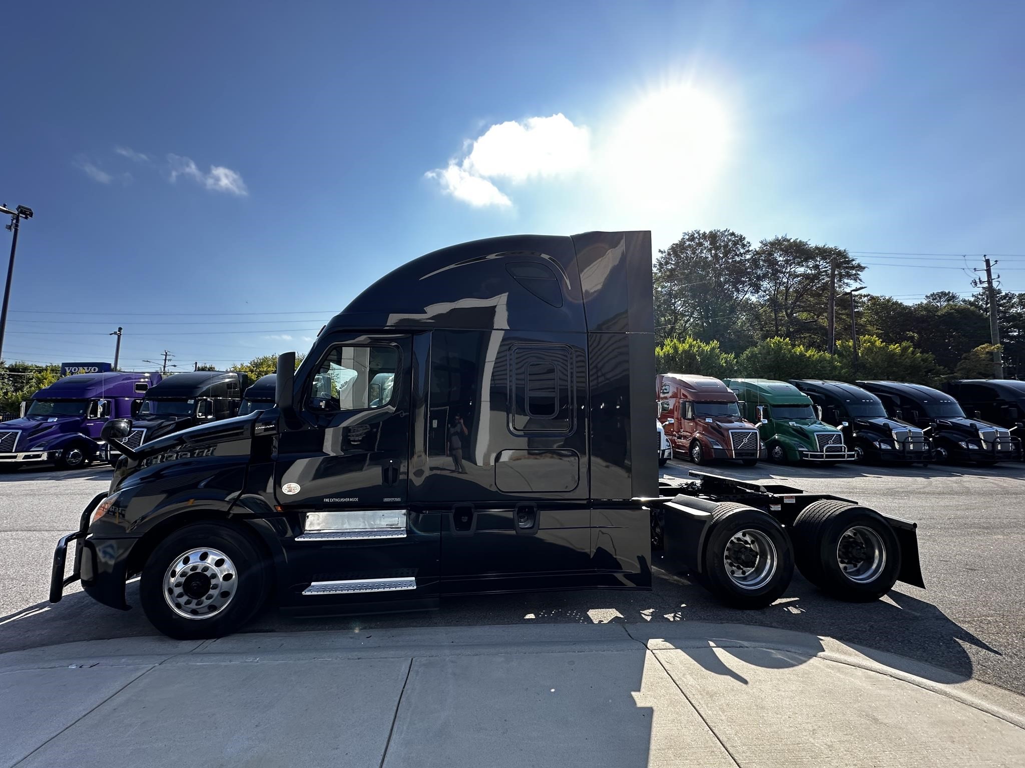 2020 FREIGHTLINER CASCADIA 126 - image 5 of 6