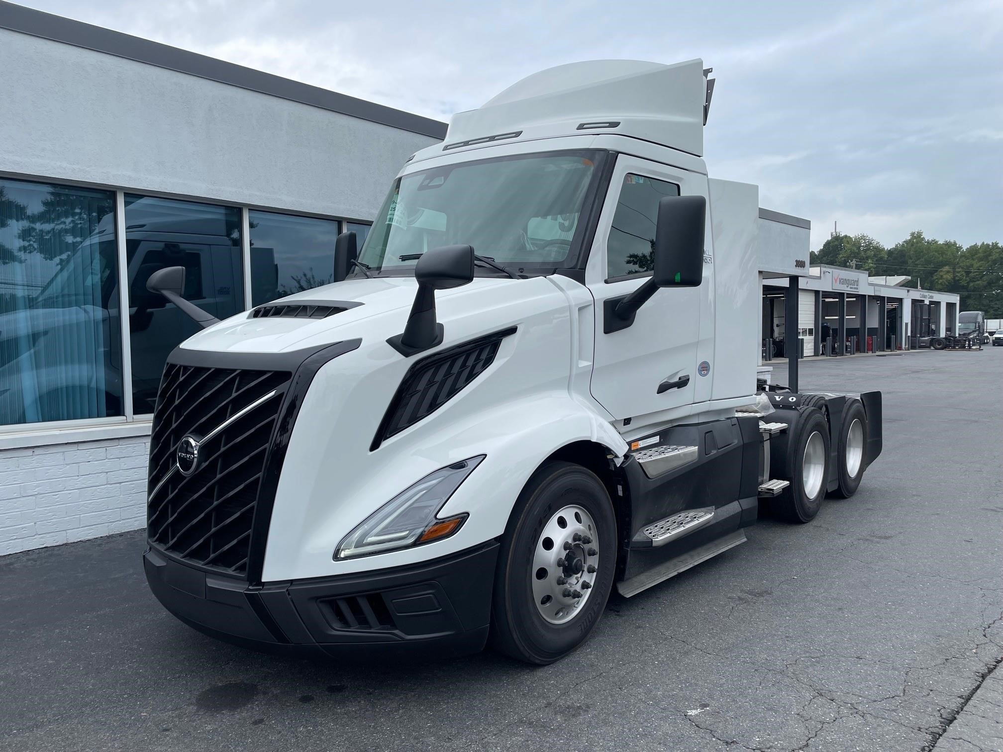 2025 VOLVO VNL64T300 - image 2 of 6