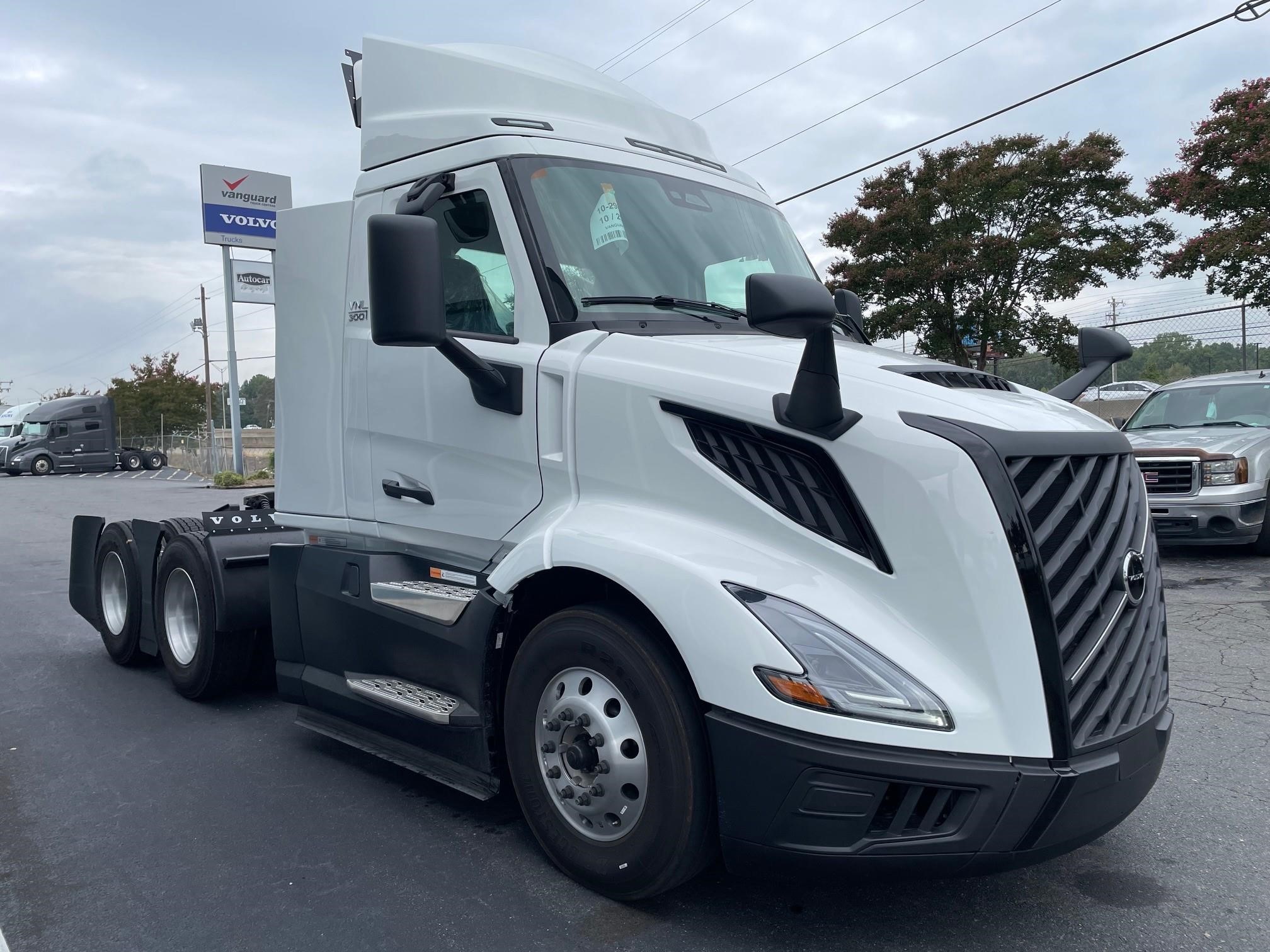 2025 VOLVO VNL64T300 - image 3 of 6