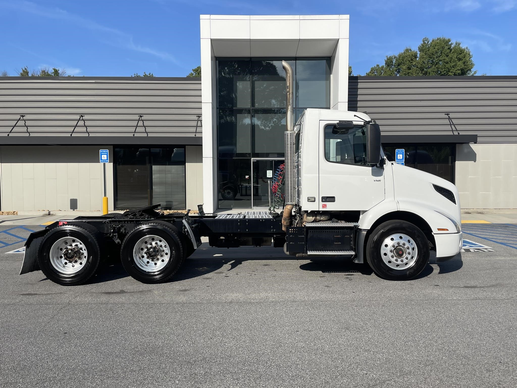 2020 VOLVO VNR64T300 - image 2 of 6