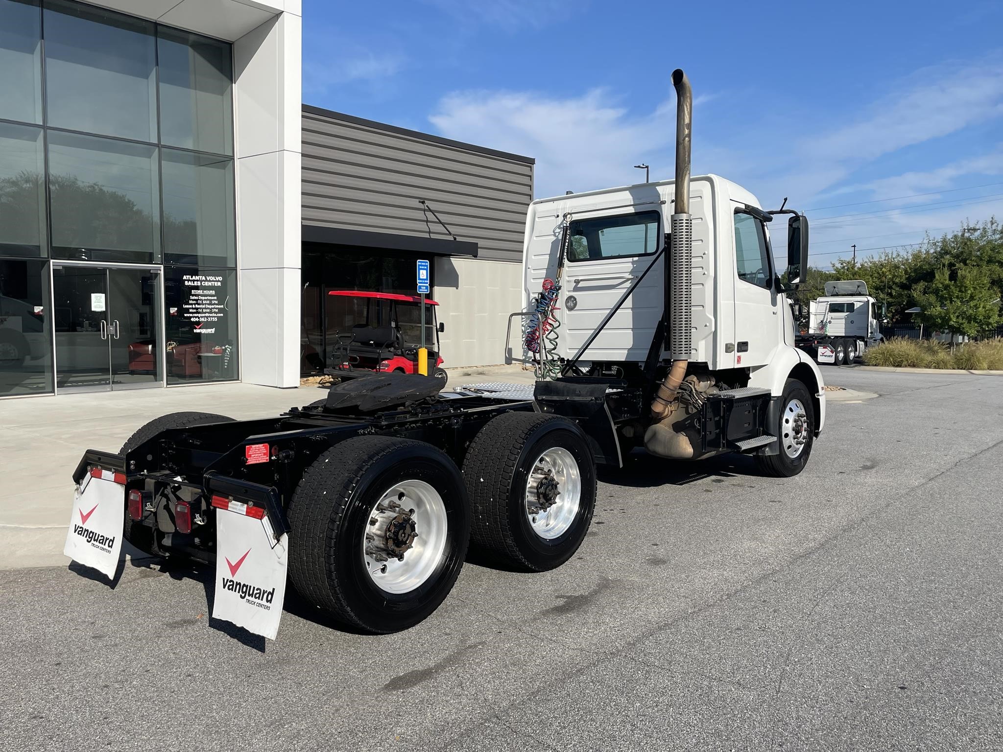 2020 VOLVO VNR64T300 - image 3 of 6