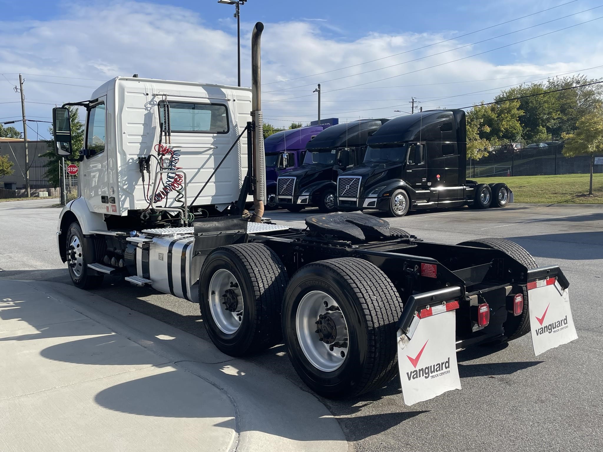 2020 VOLVO VNR64T300 - image 5 of 6