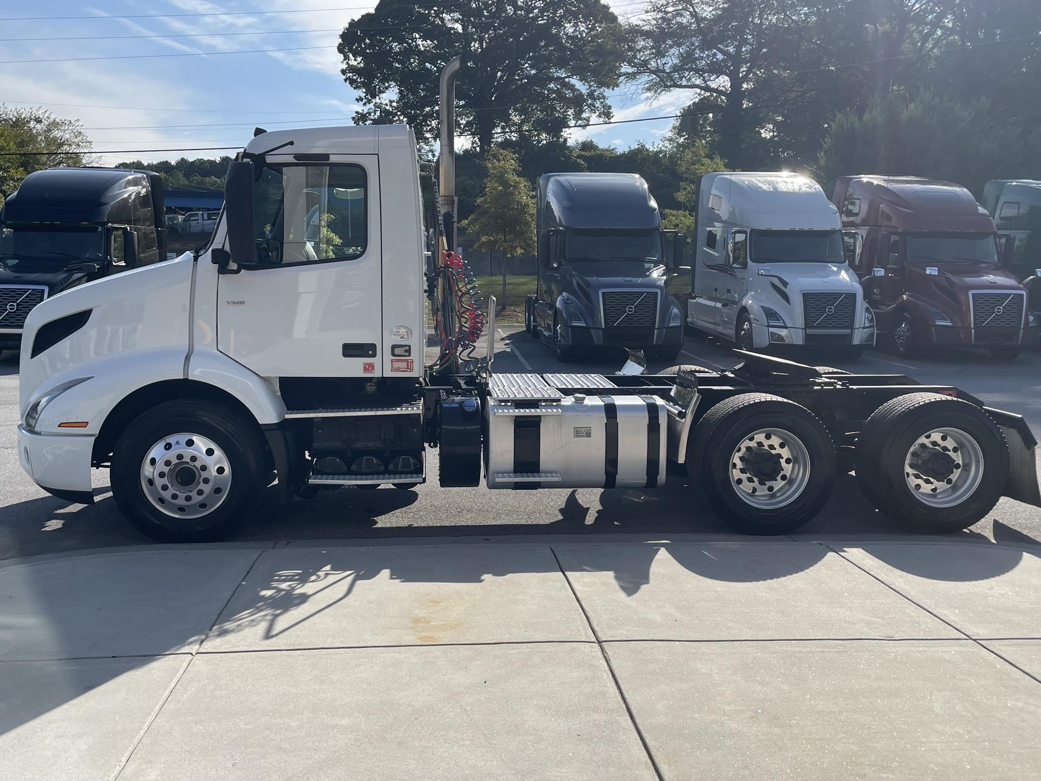 2020 VOLVO VNR64T300 - image 6 of 6