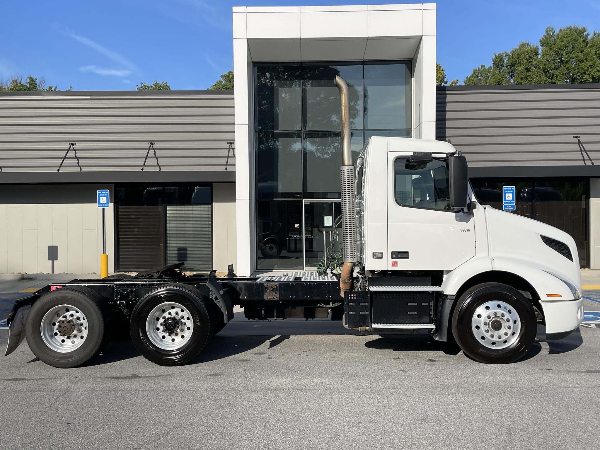 2020 VOLVO VNR64T300 - image 2 of 6