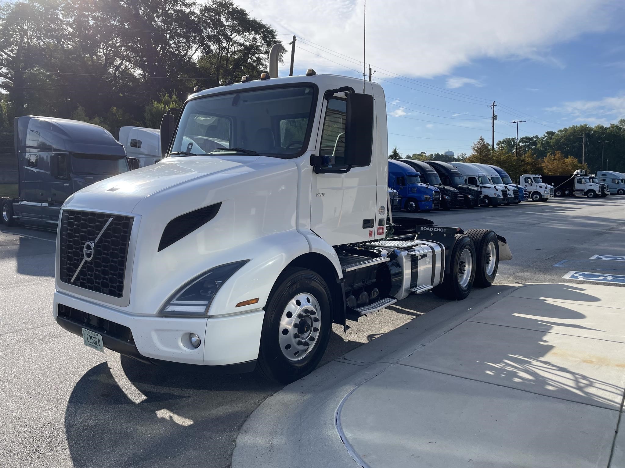 2020 VOLVO VNR64T300 - image 5 of 6