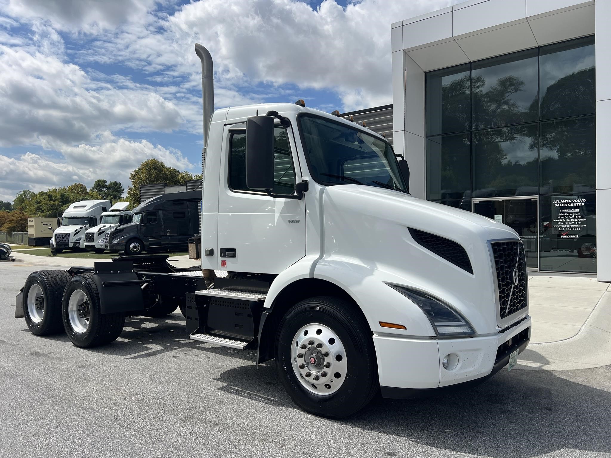 2020 VOLVO VNR64T300 - image 1 of 6