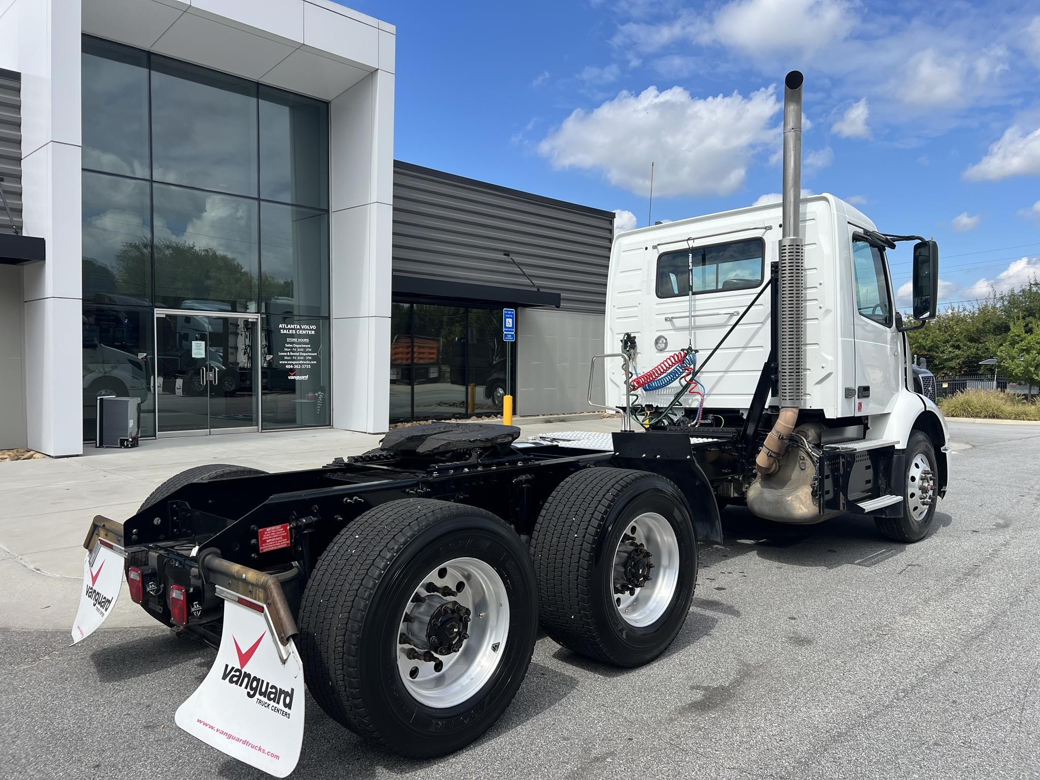 2020 VOLVO VNR64T300 - image 2 of 6