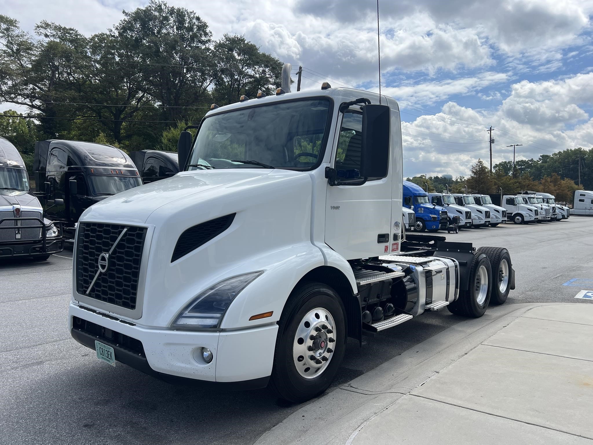 2020 VOLVO VNR64T300 - image 5 of 6