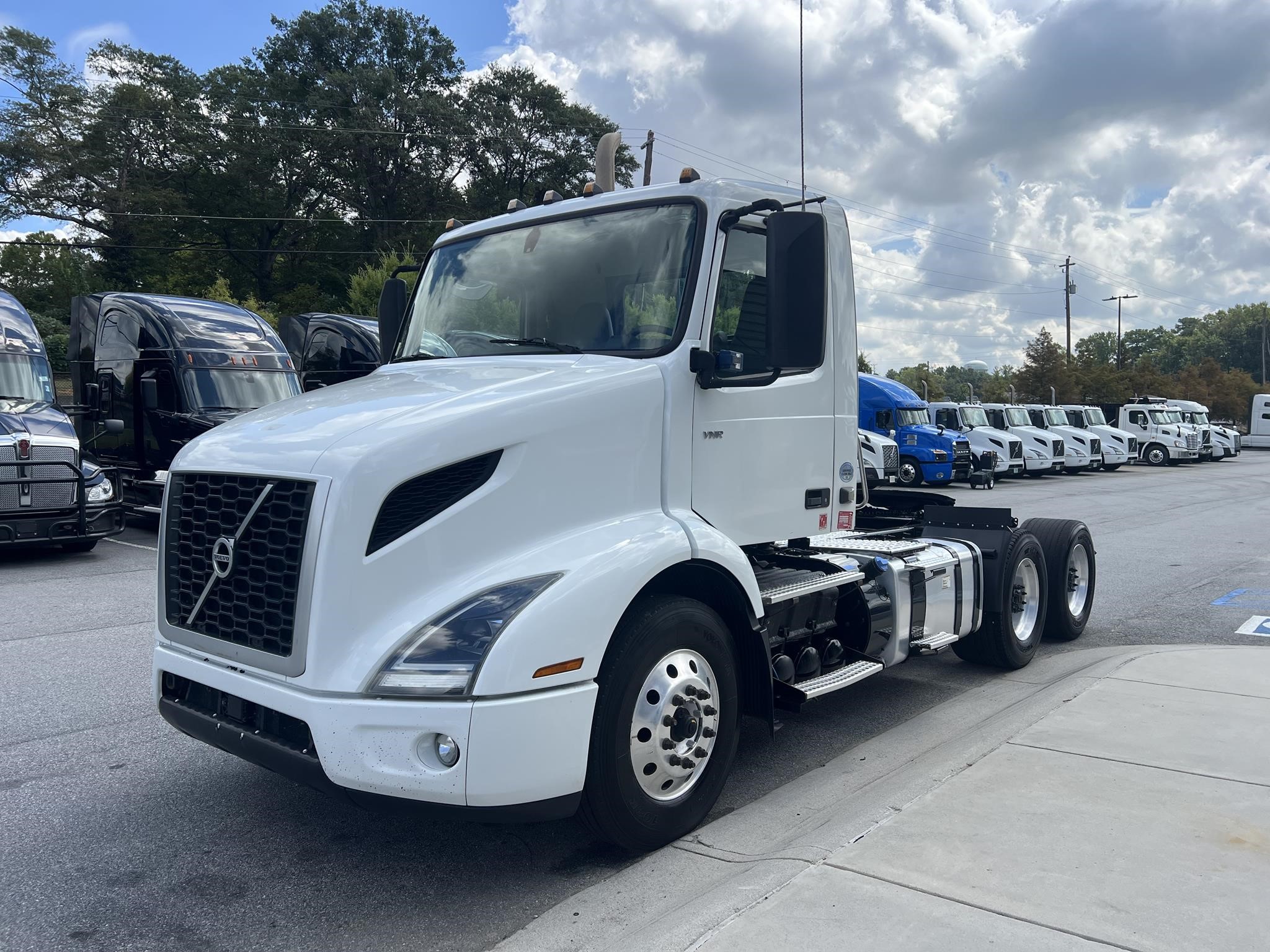 2020 VOLVO VNR64T300 - image 5 of 6