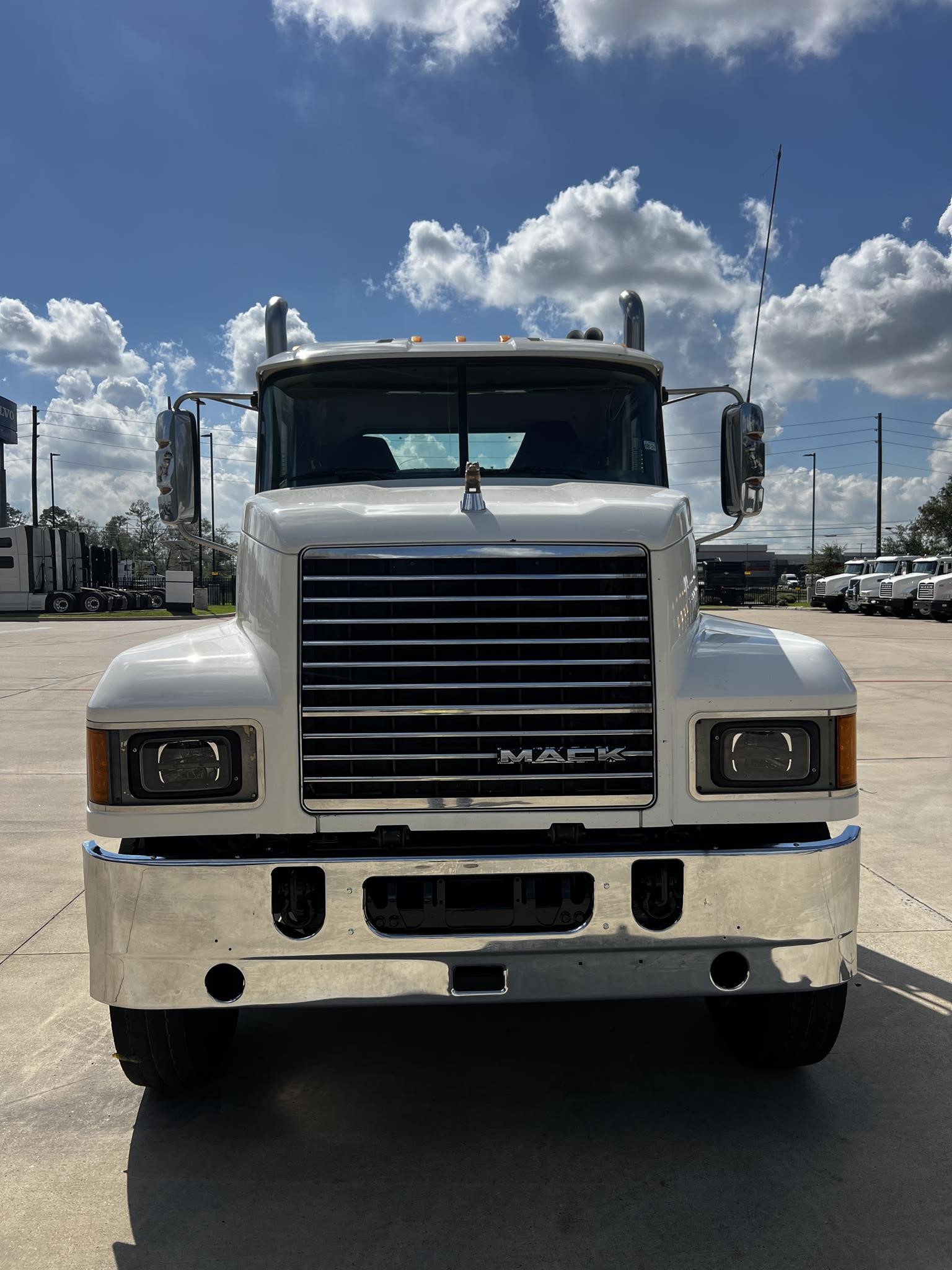 2019 MACK PINNACLE 64T - image 2 of 6