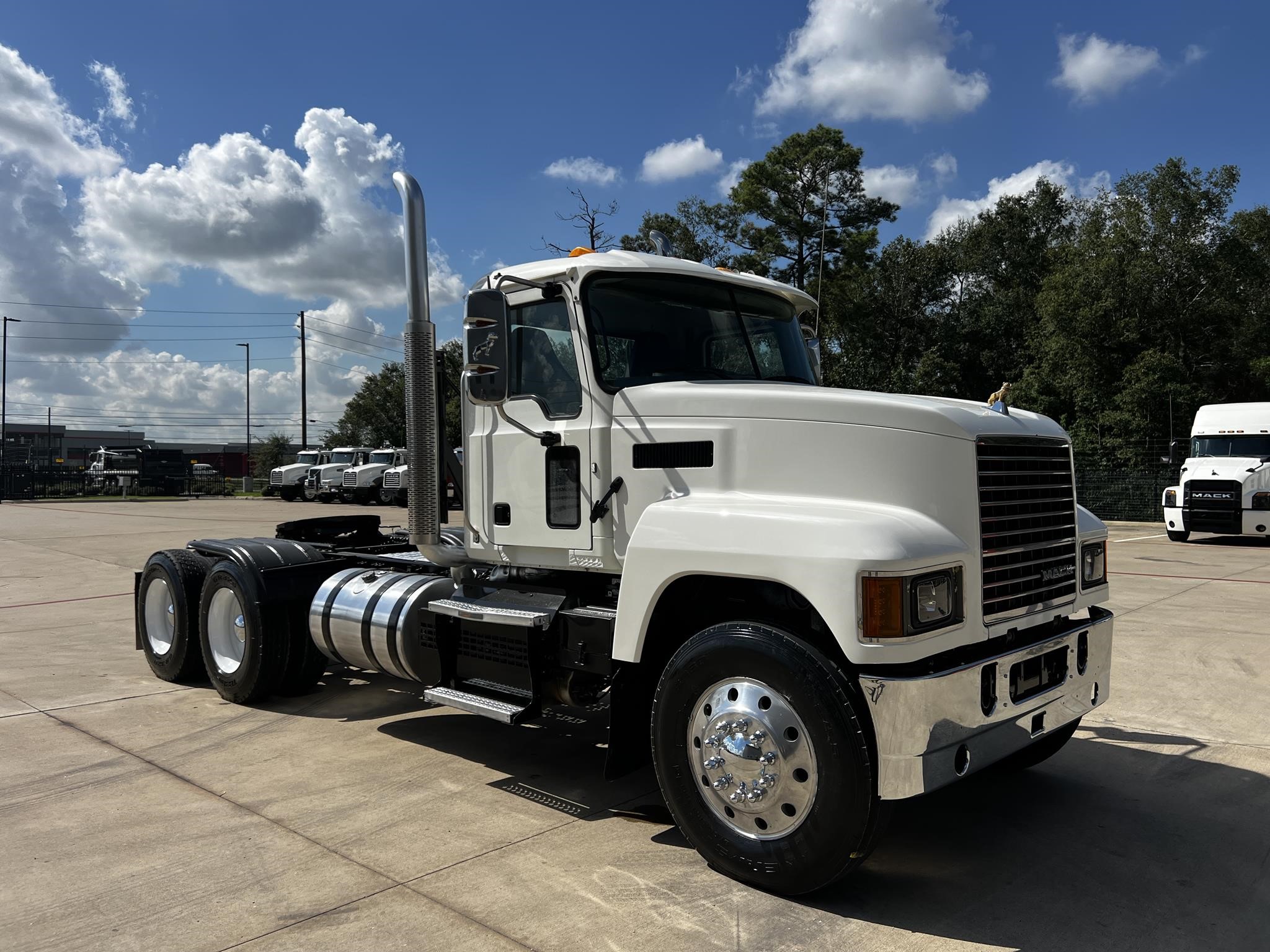 2019 MACK PINNACLE 64T - image 3 of 6