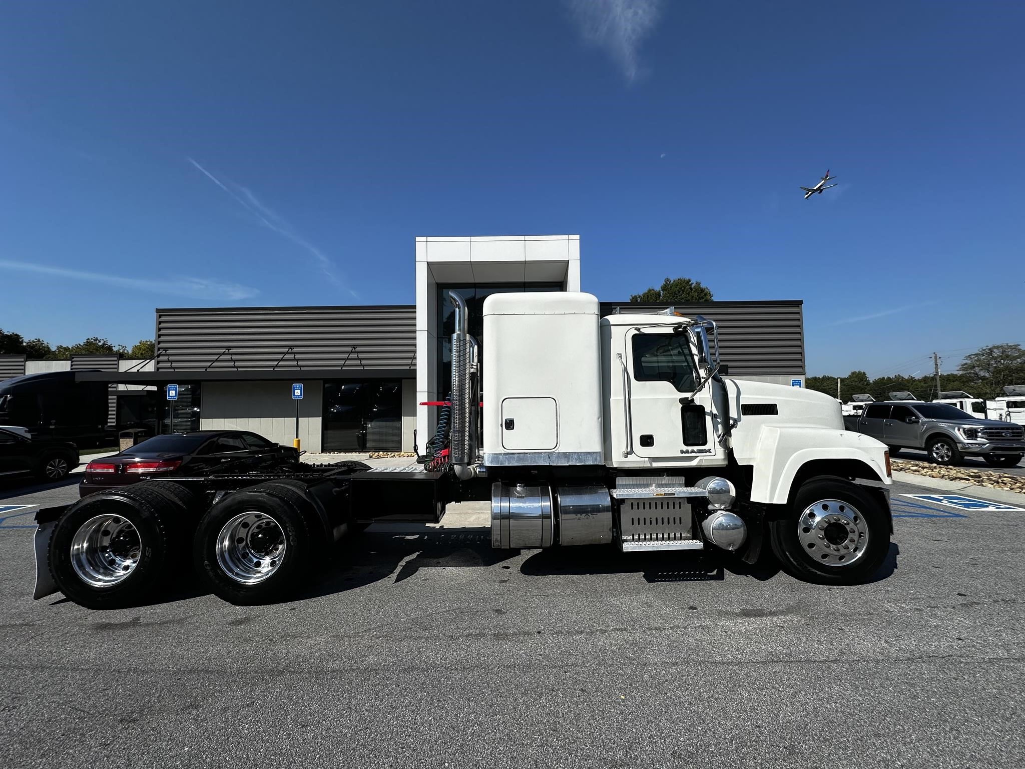 2015 MACK PINNACLE CHU613 - image 2 of 6