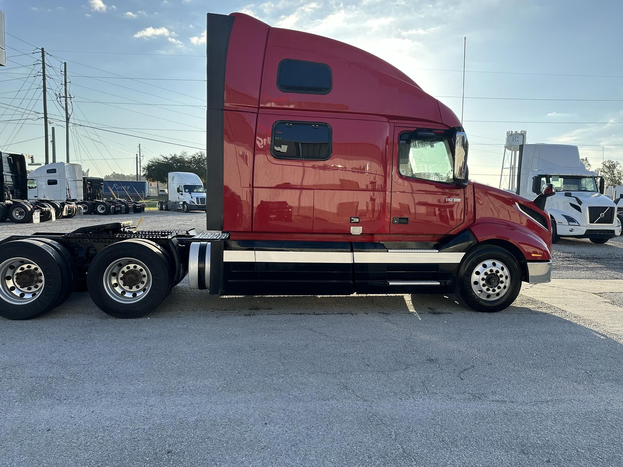 2019 VOLVO VNL64T860 - image 4 of 6