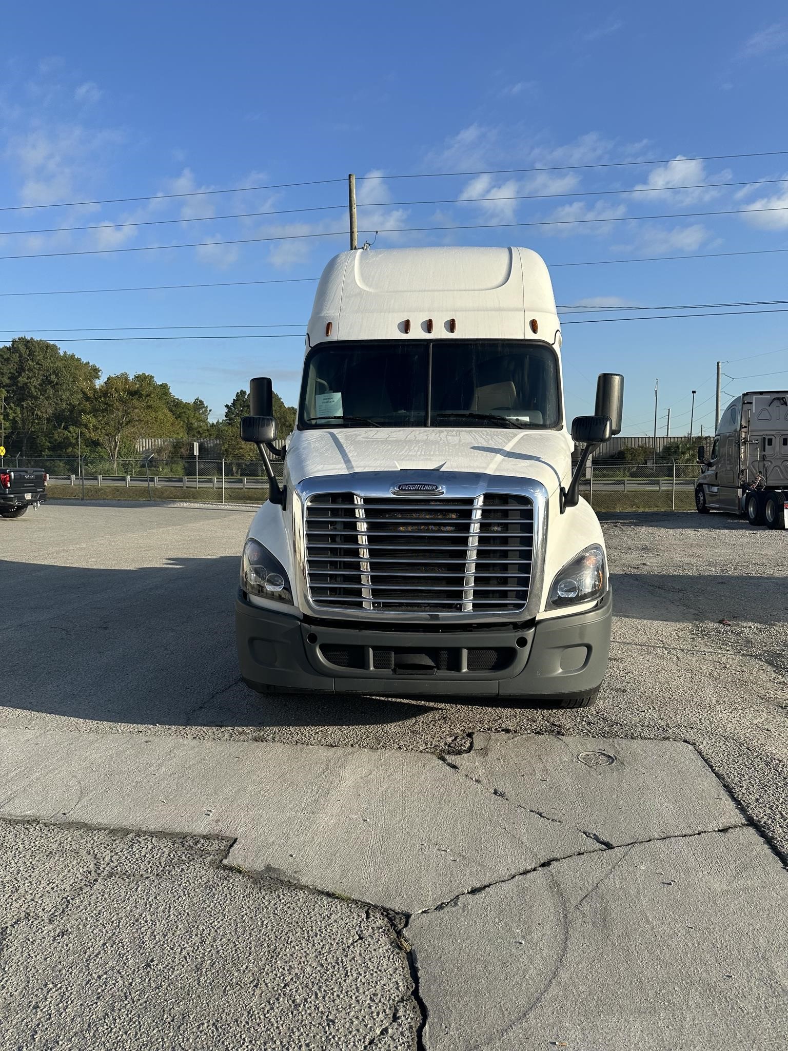 2019 FREIGHTLINER CASCADIA 125 - image 2 of 6