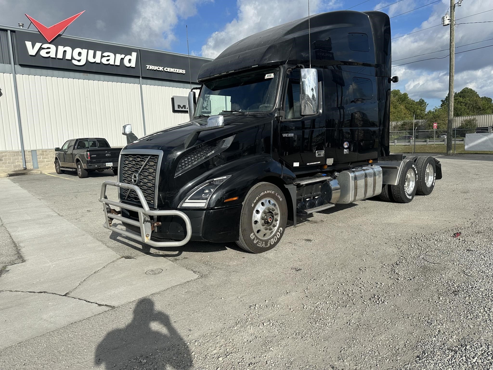 2019 VOLVO VNL64T760 - image 1 of 6