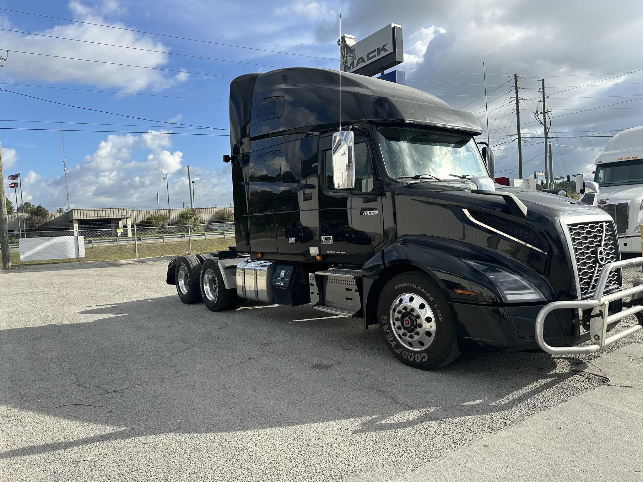 2019 VOLVO VNL64T760 - image 3 of 6