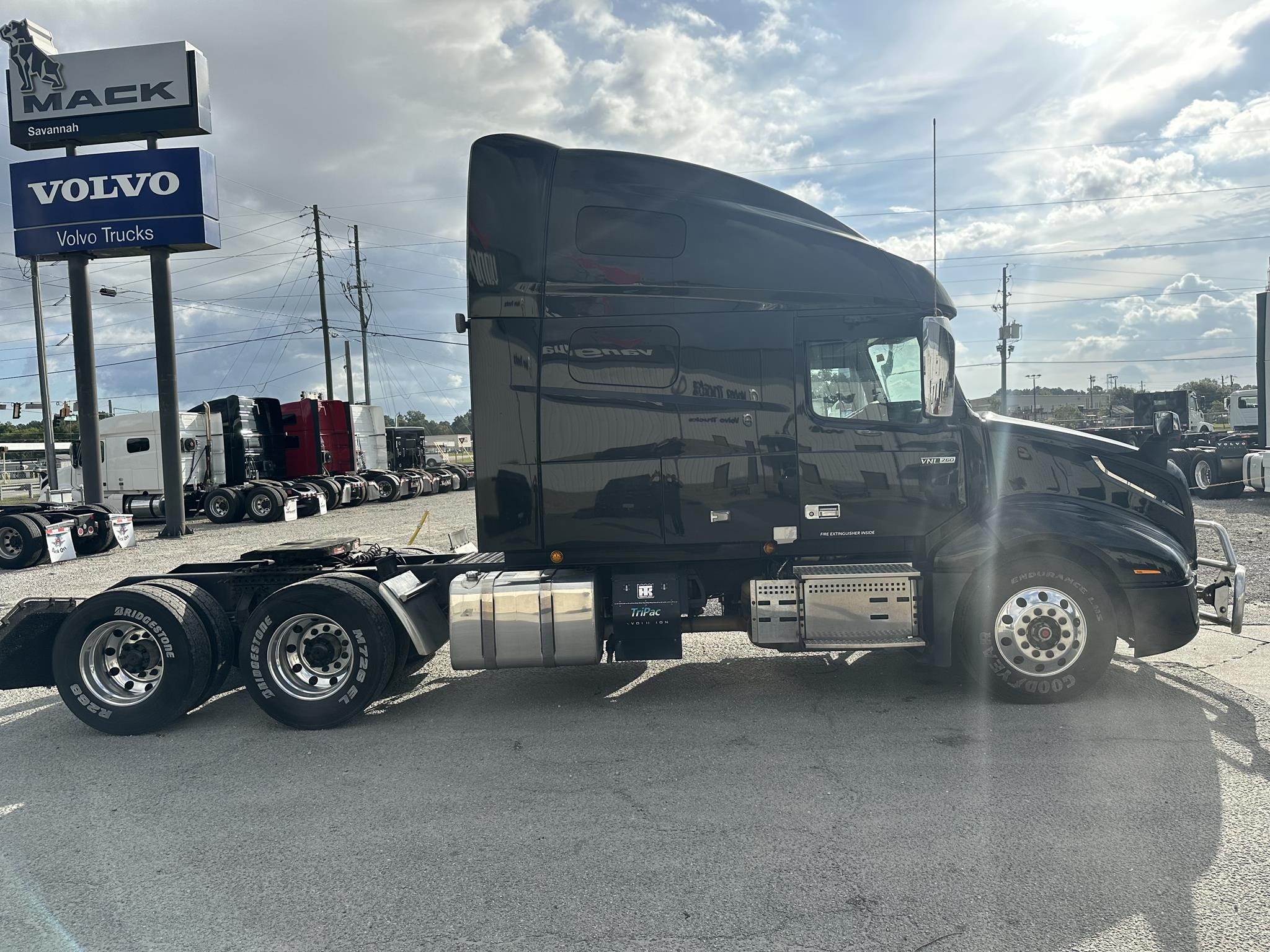 2019 VOLVO VNL64T760 - image 4 of 6