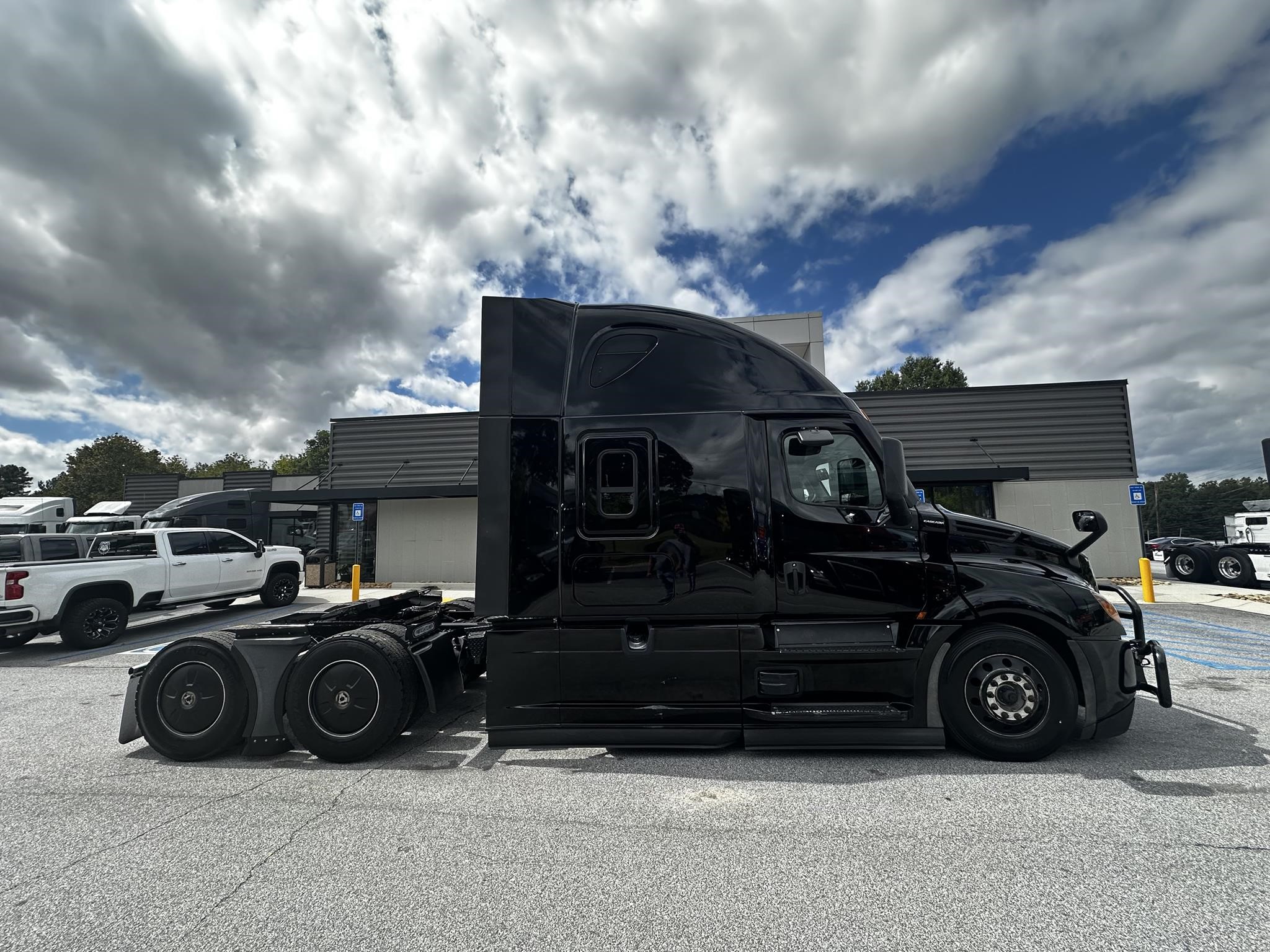 2021 FREIGHTLINER CASCADIA 126 - image 2 of 6