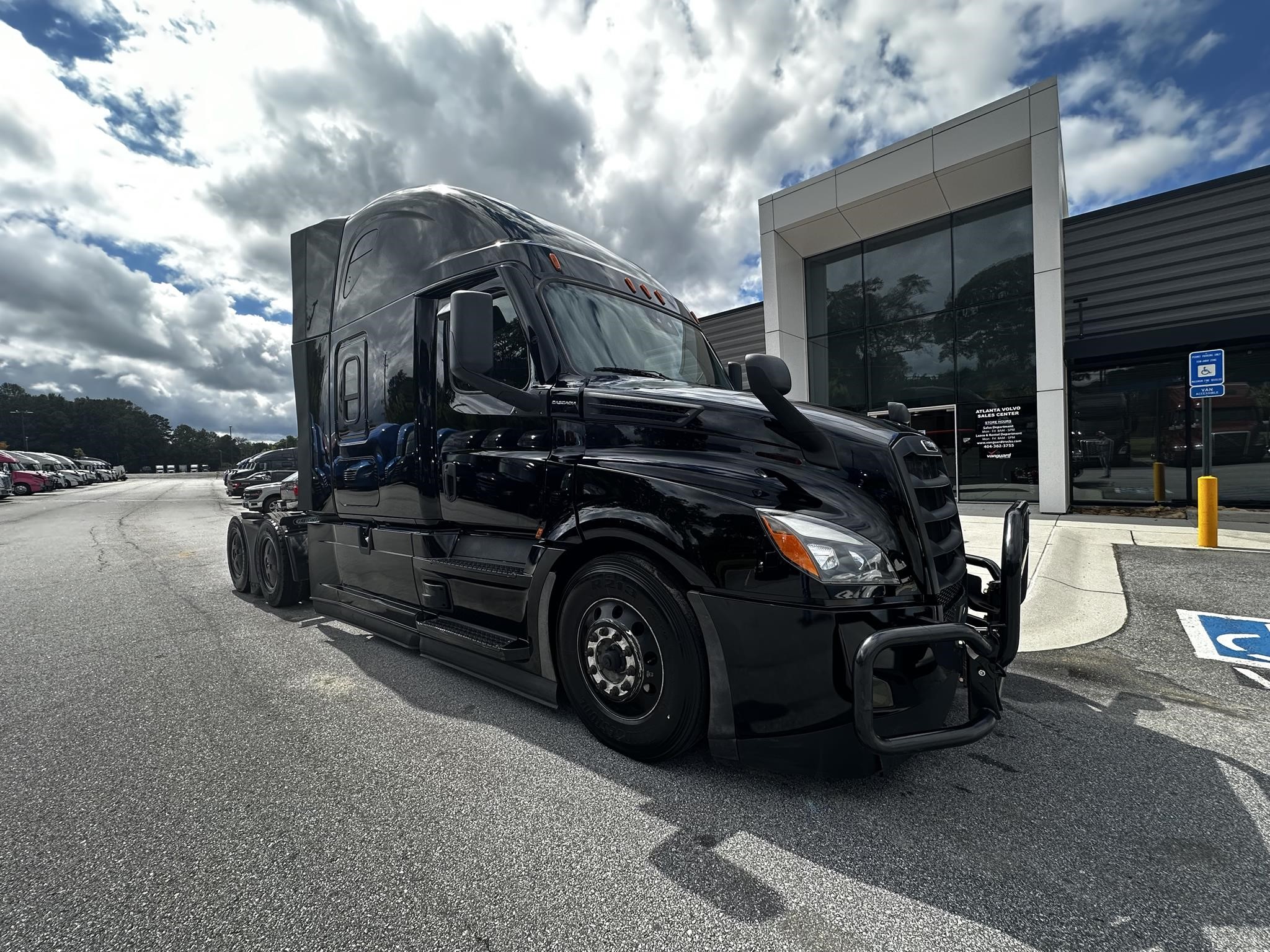 2021 FREIGHTLINER CASCADIA 126 - image 1 of 6