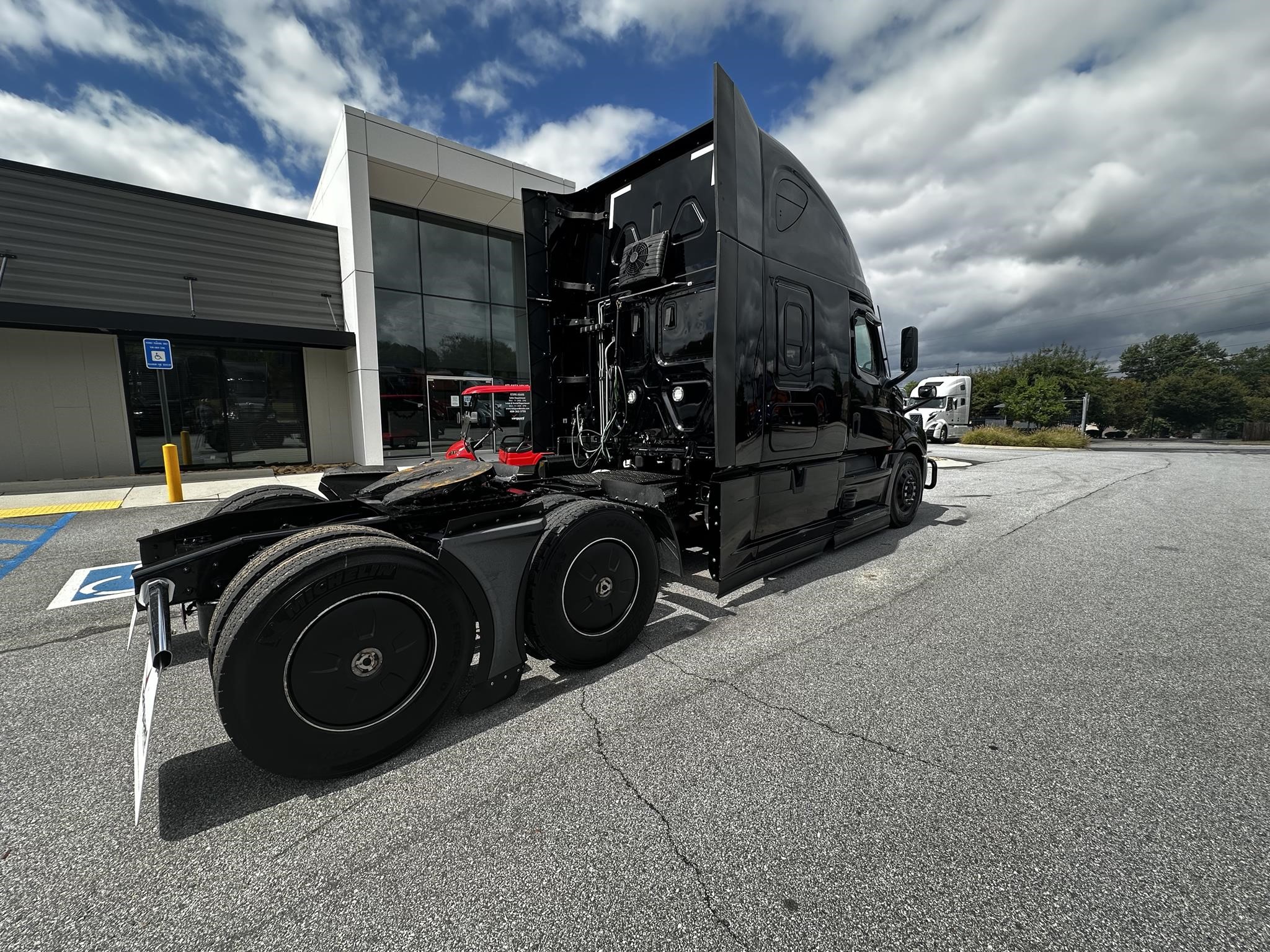 2021 FREIGHTLINER CASCADIA 126 - image 3 of 6