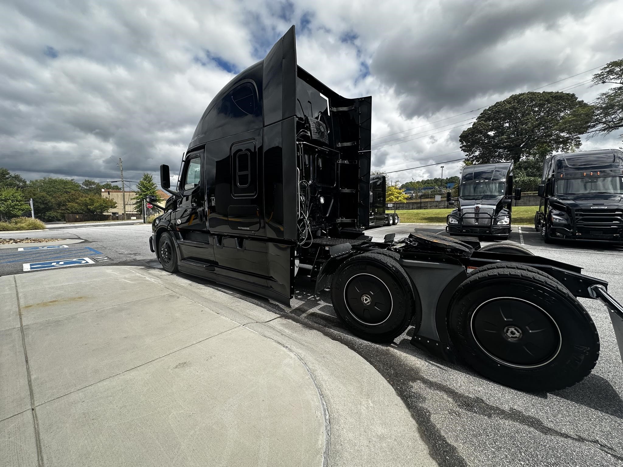 2021 FREIGHTLINER CASCADIA 126 - image 5 of 6