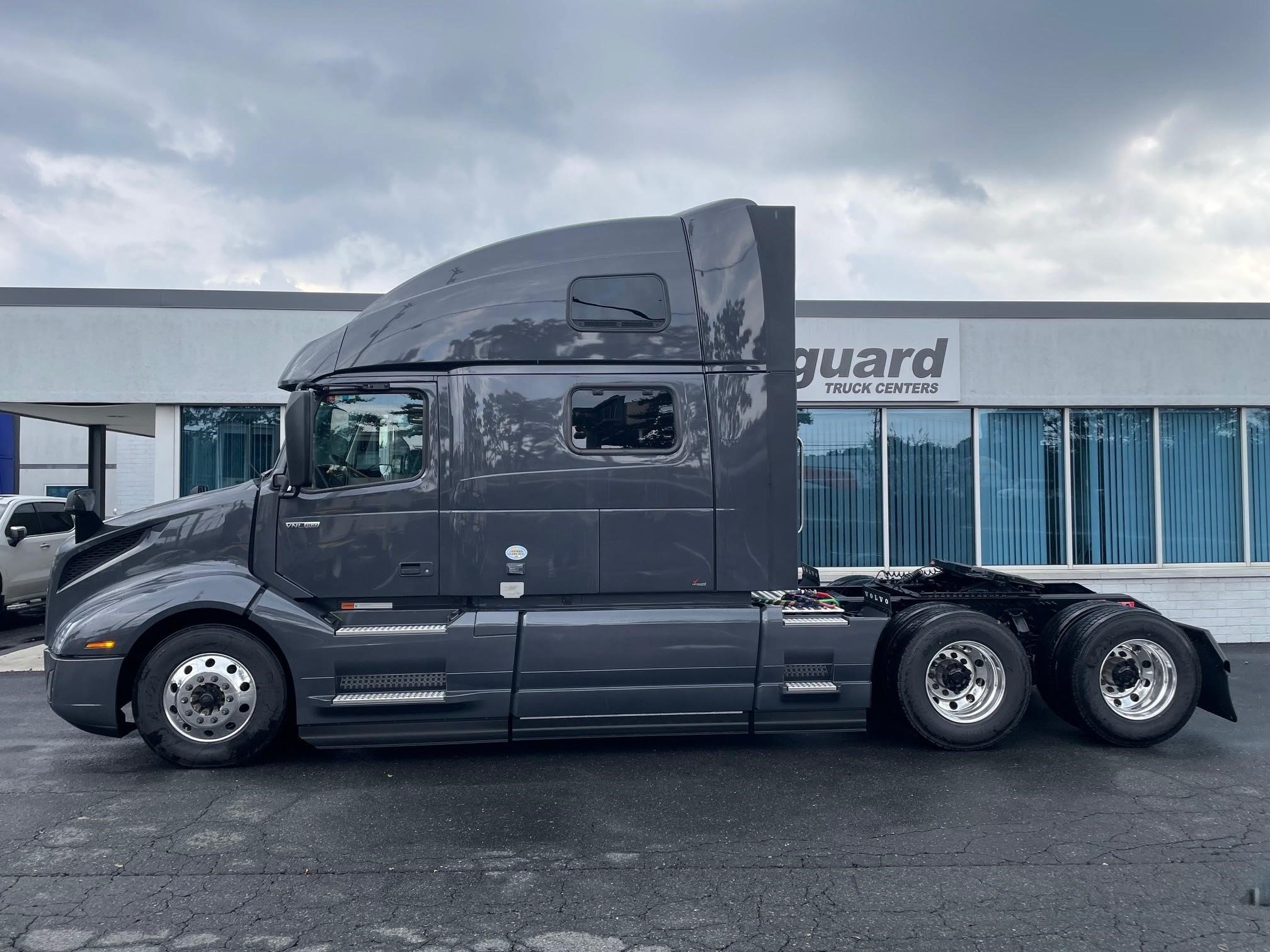 2025 VOLVO VNL64T860 - image 2 of 6