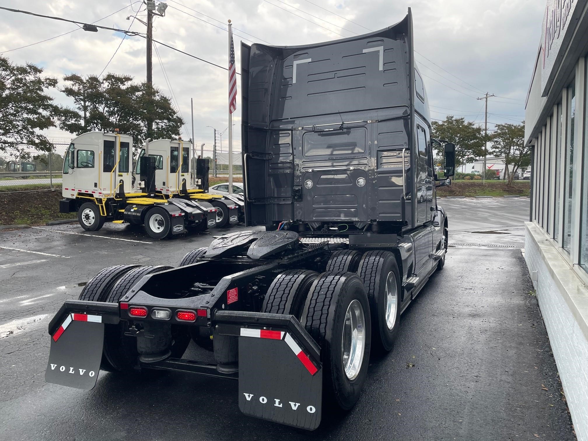 2025 VOLVO VNL64T860 - image 3 of 6