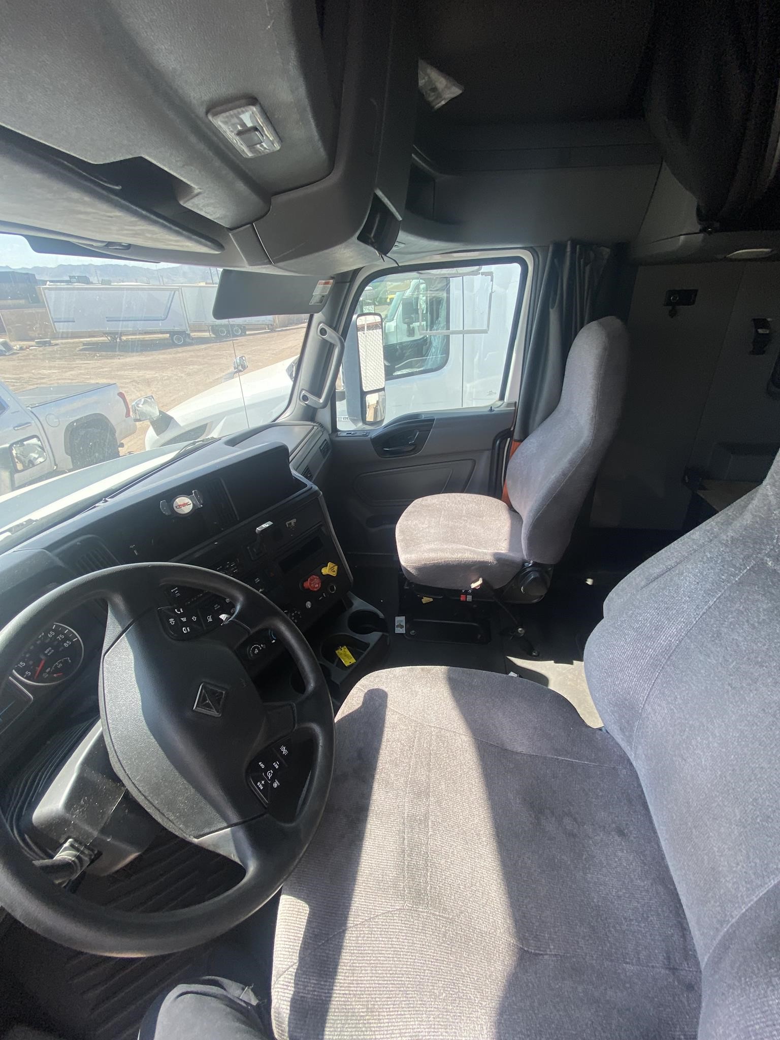 2019 INTERNATIONAL LT - image 6 of 6