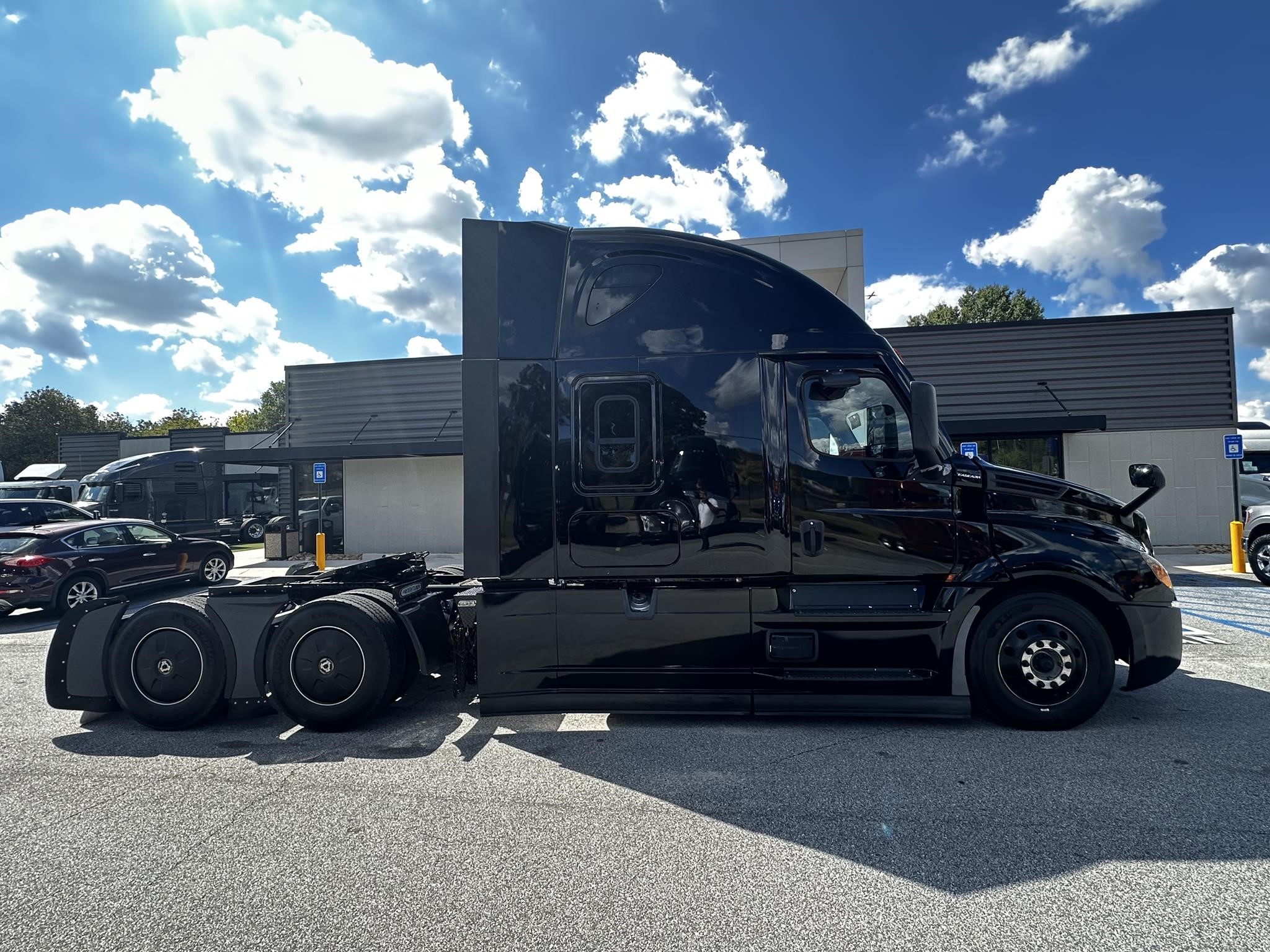 2021 FREIGHTLINER CASCADIA 126 - image 2 of 6