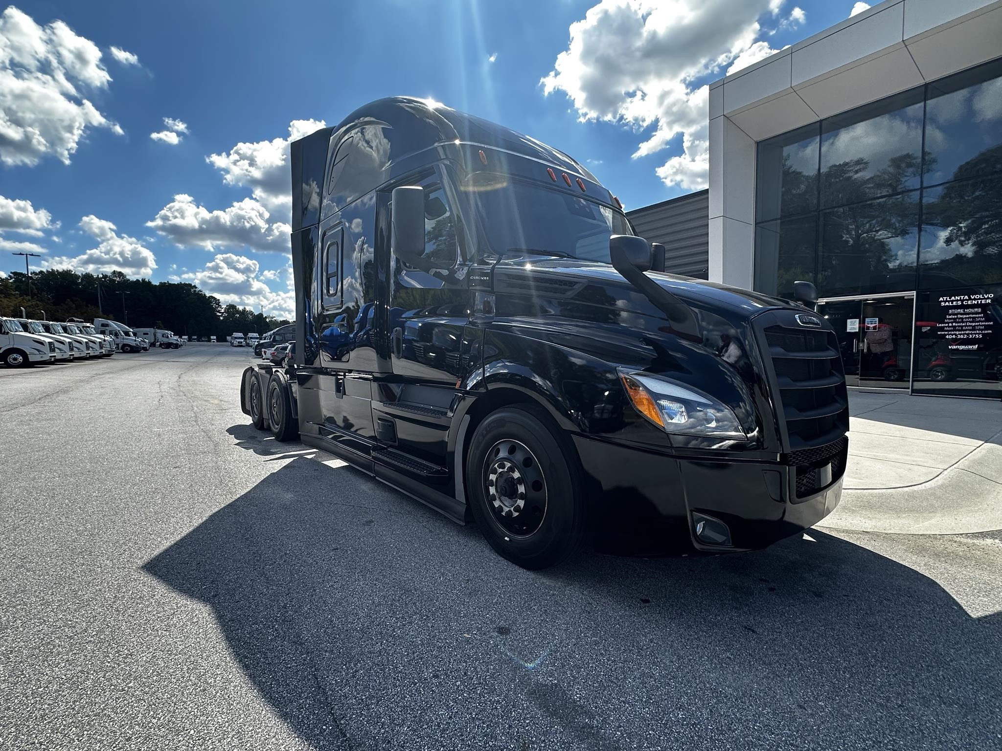 2021 FREIGHTLINER CASCADIA 126 - image 1 of 6