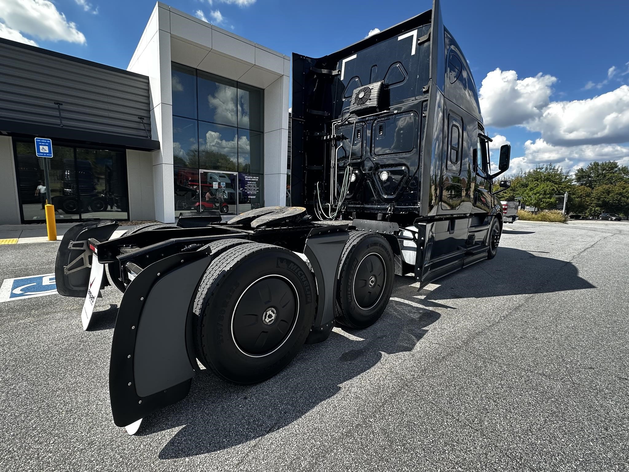 2021 FREIGHTLINER CASCADIA 126 - image 3 of 6