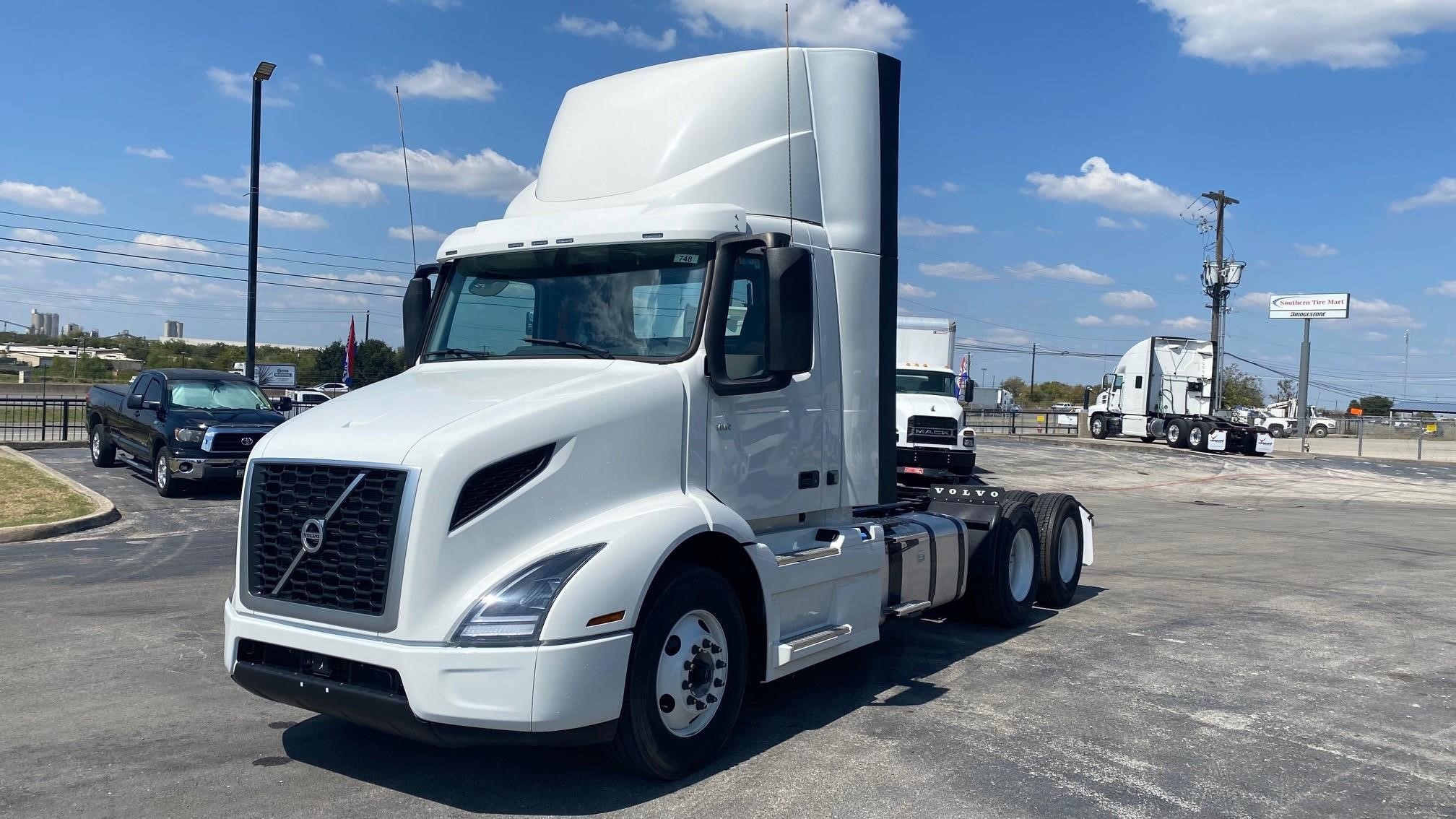 2024 VOLVO VNR64T300 - image 1 of 6