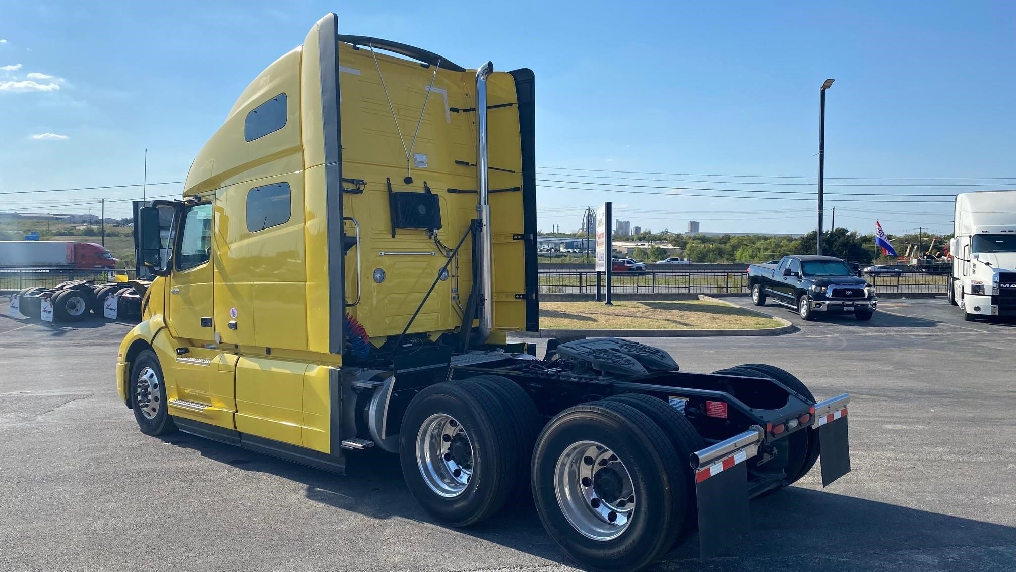 2025 VOLVO VNL64T760 - image 3 of 6