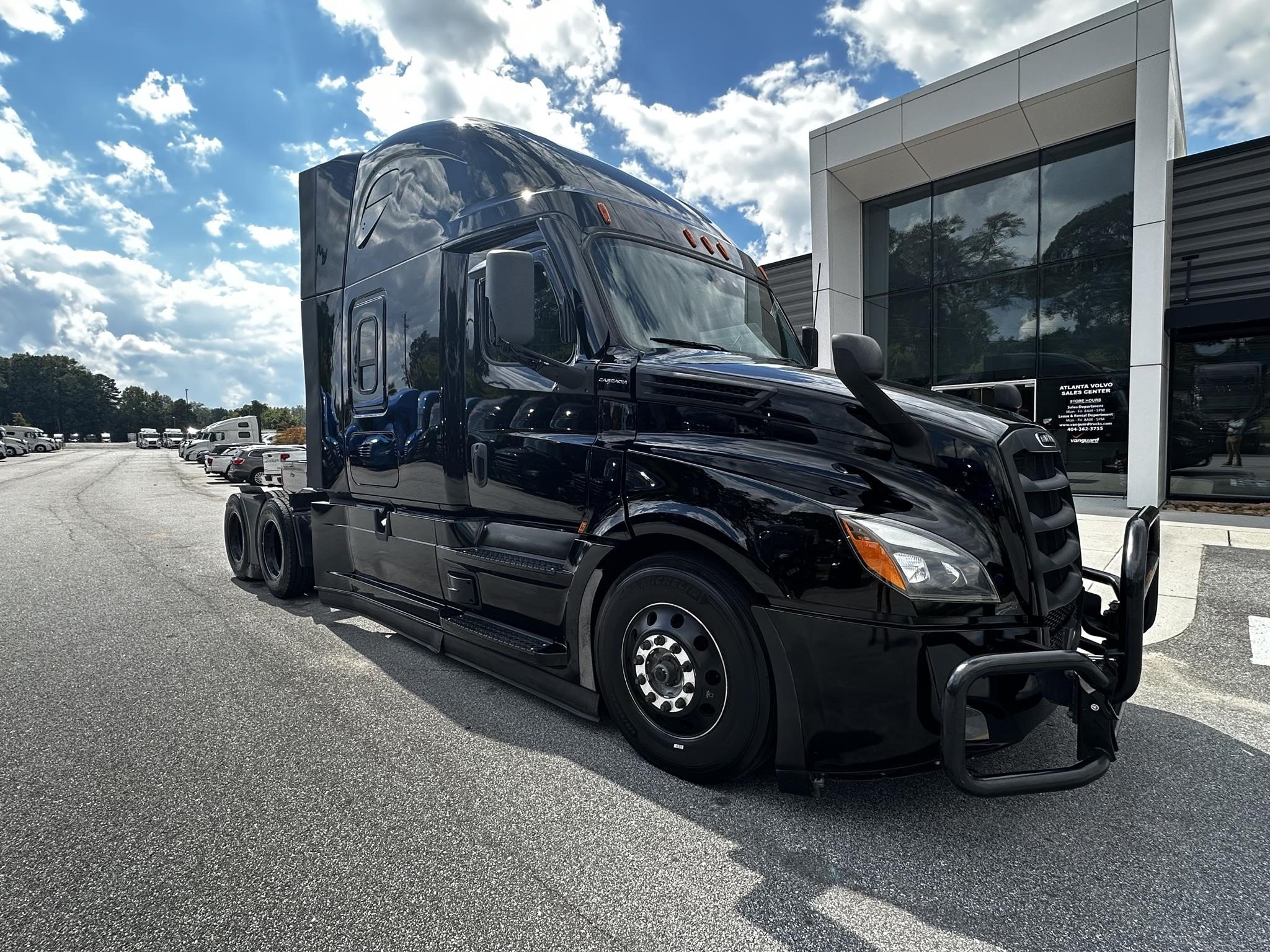 2021 FREIGHTLINER CASCADIA 126 - image 1 of 6