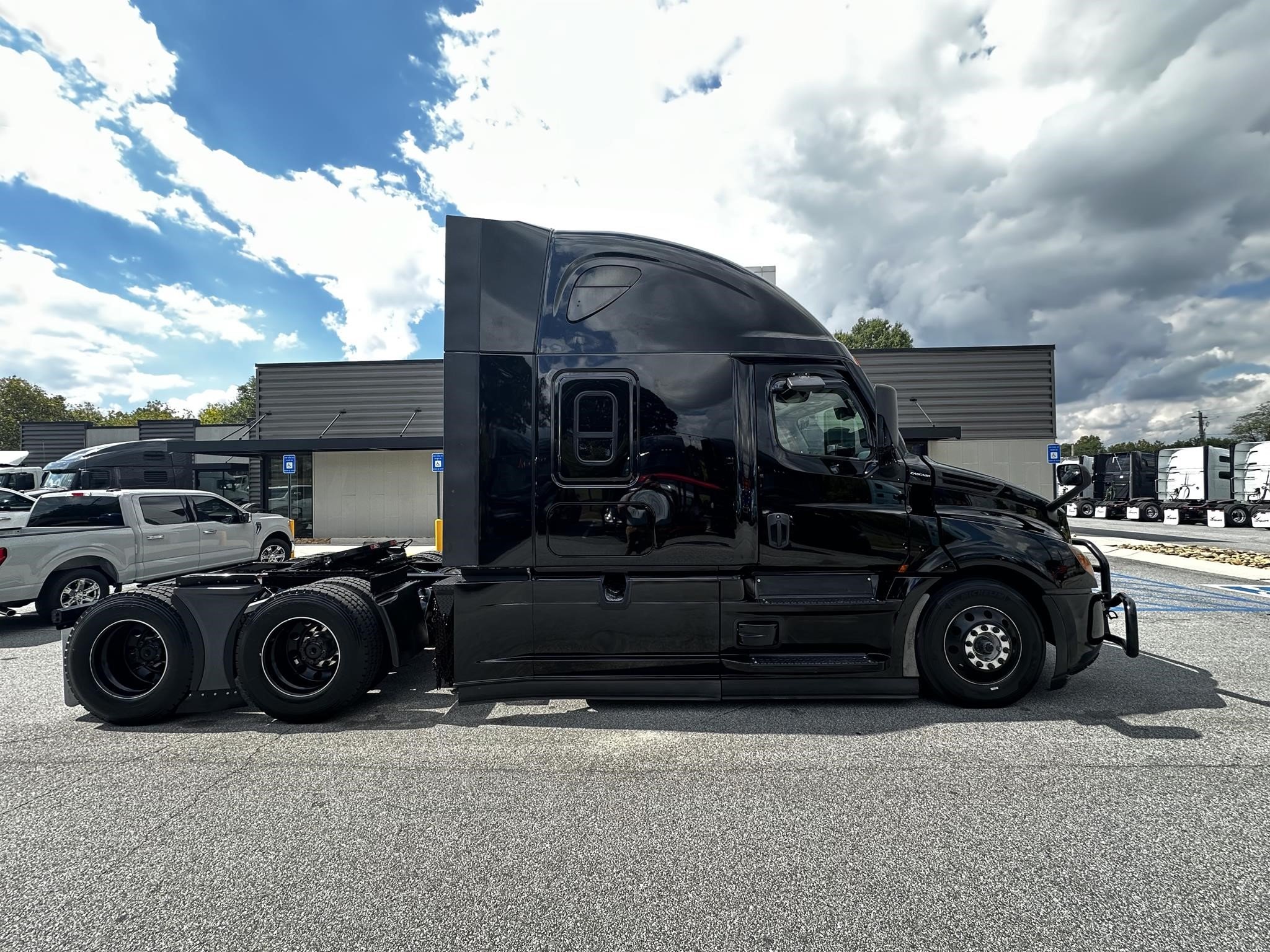 2021 FREIGHTLINER CASCADIA 126 - image 2 of 6