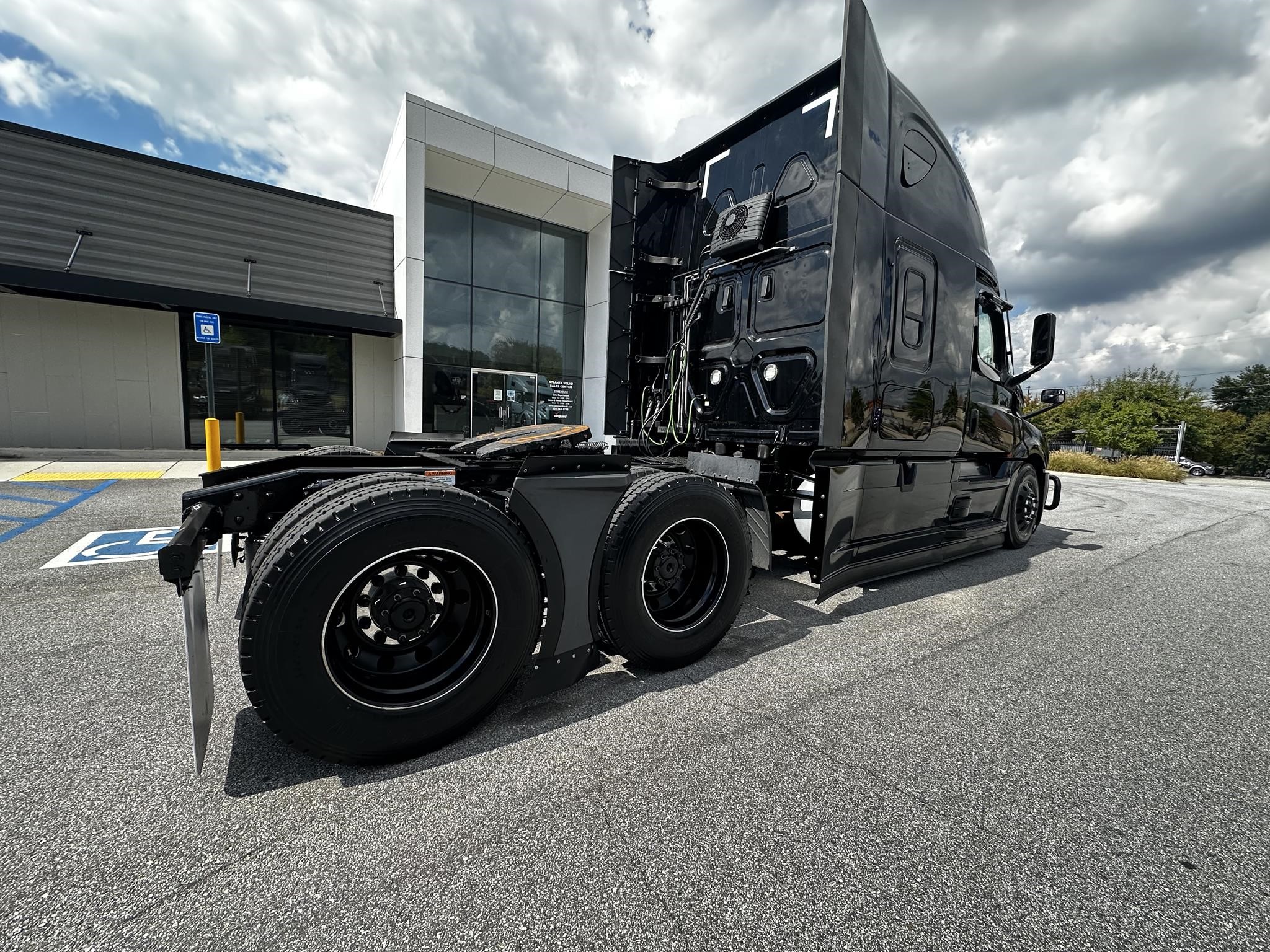 2021 FREIGHTLINER CASCADIA 126 - image 3 of 6