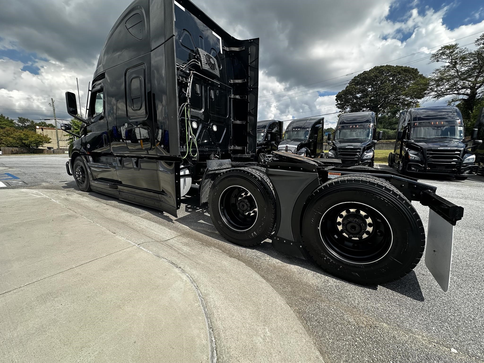 2021 FREIGHTLINER CASCADIA 126 - image 5 of 6