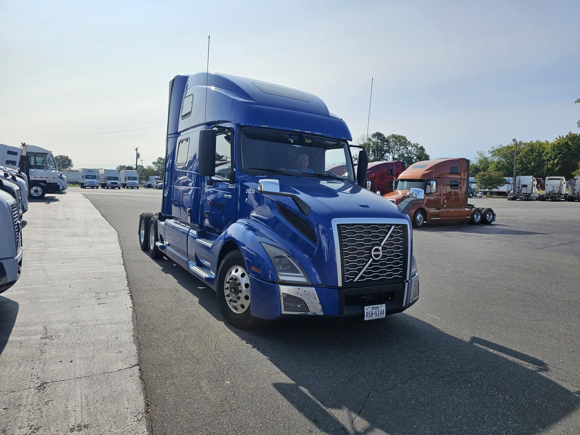 2020 VOLVO VNL64T860 - image 1 of 6