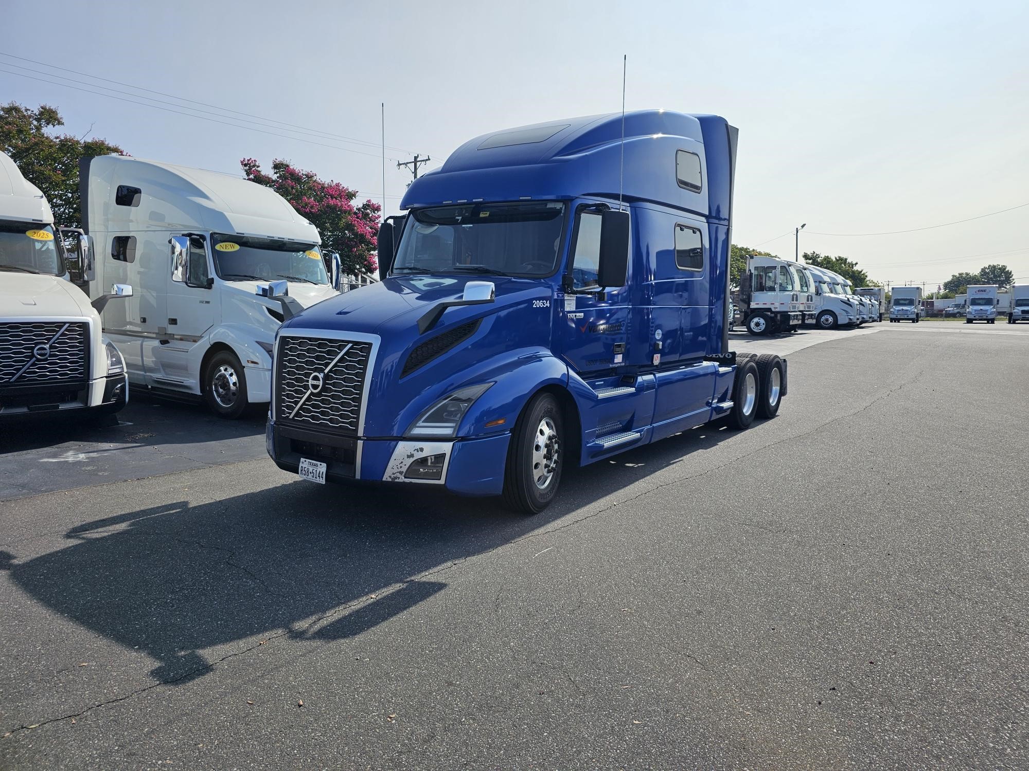 2020 VOLVO VNL64T860 - image 4 of 6