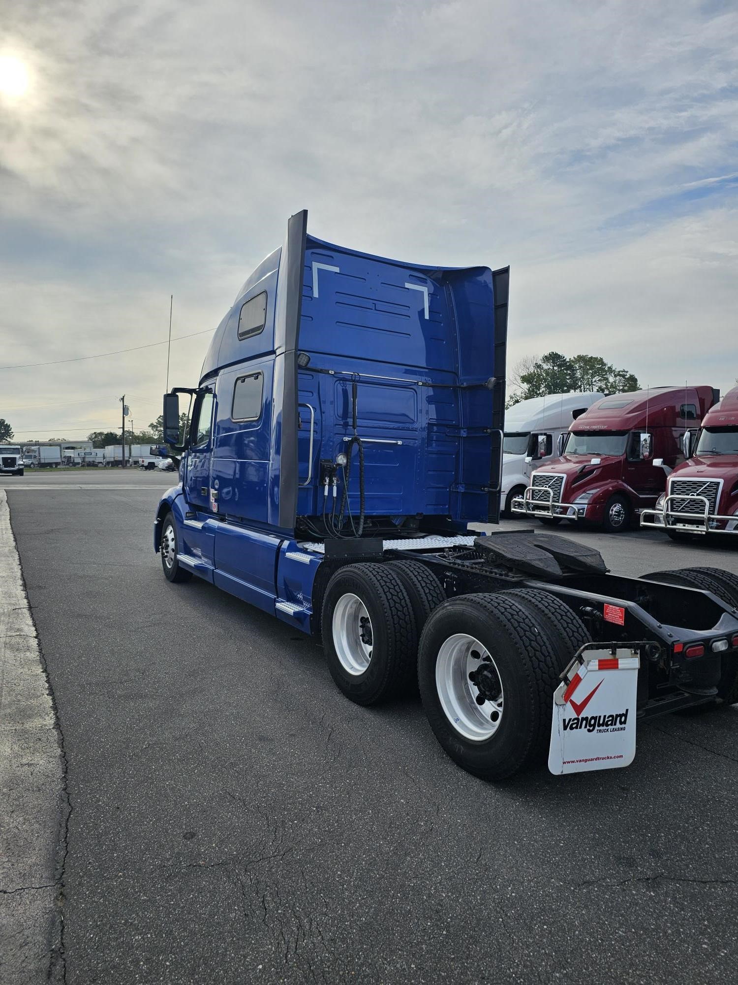 2020 VOLVO VNL64T860 - image 4 of 6