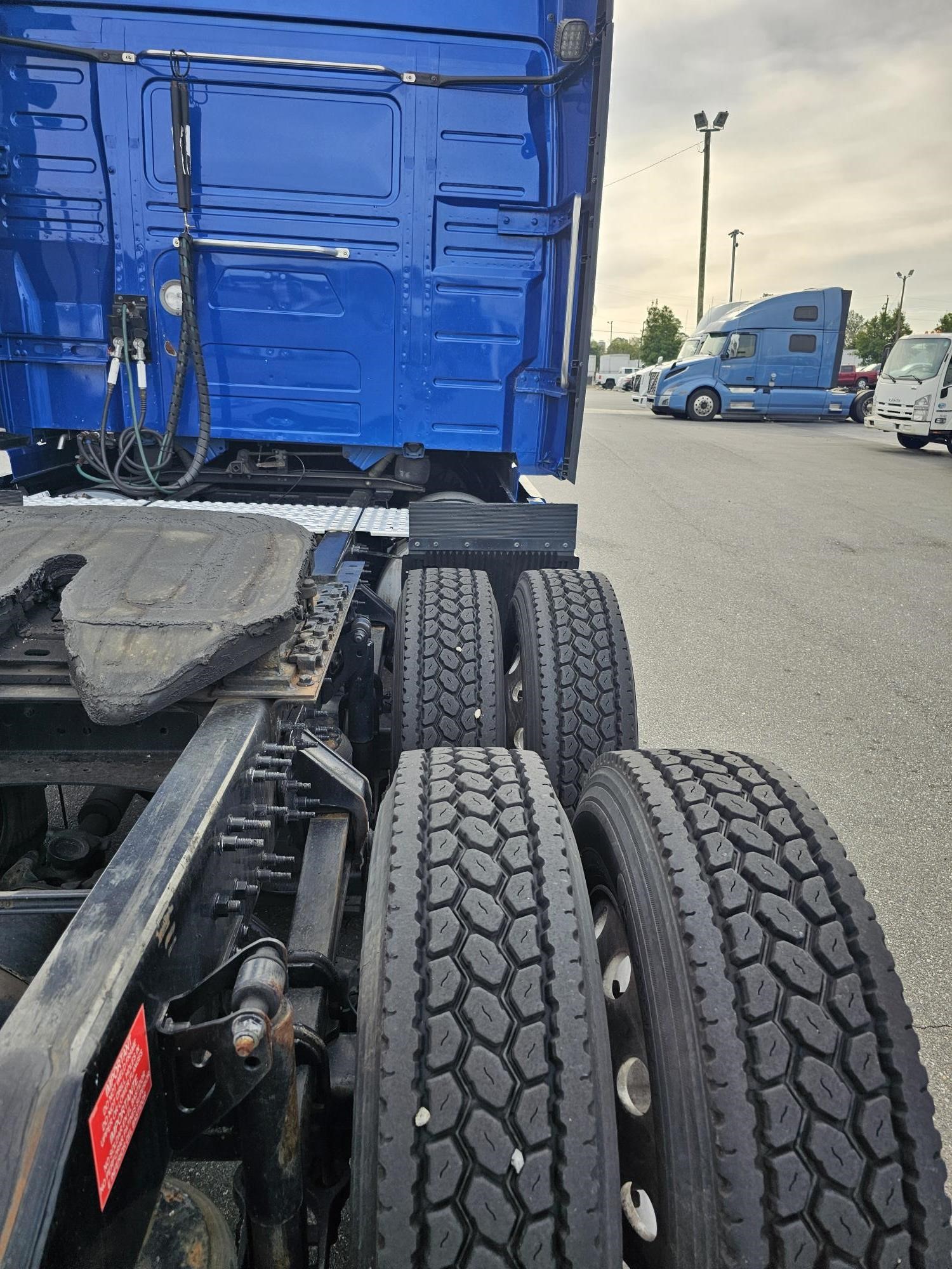 2020 VOLVO VNL64T860 - image 5 of 6