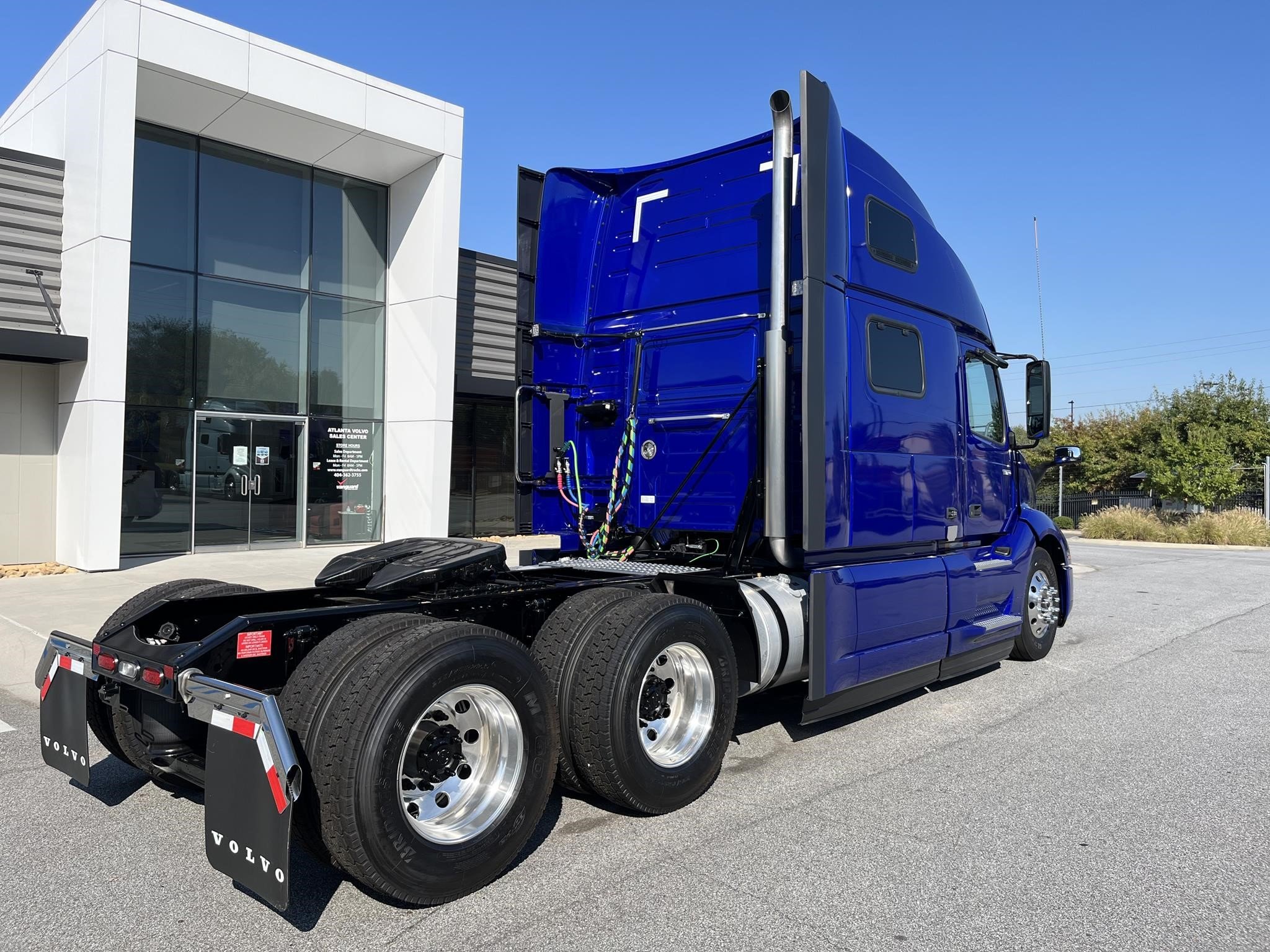 2025 VOLVO VNL64T860 - image 3 of 6