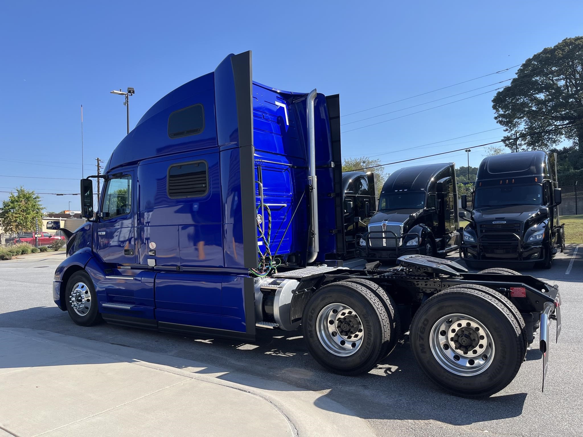 2025 VOLVO VNL64T860 - image 4 of 6