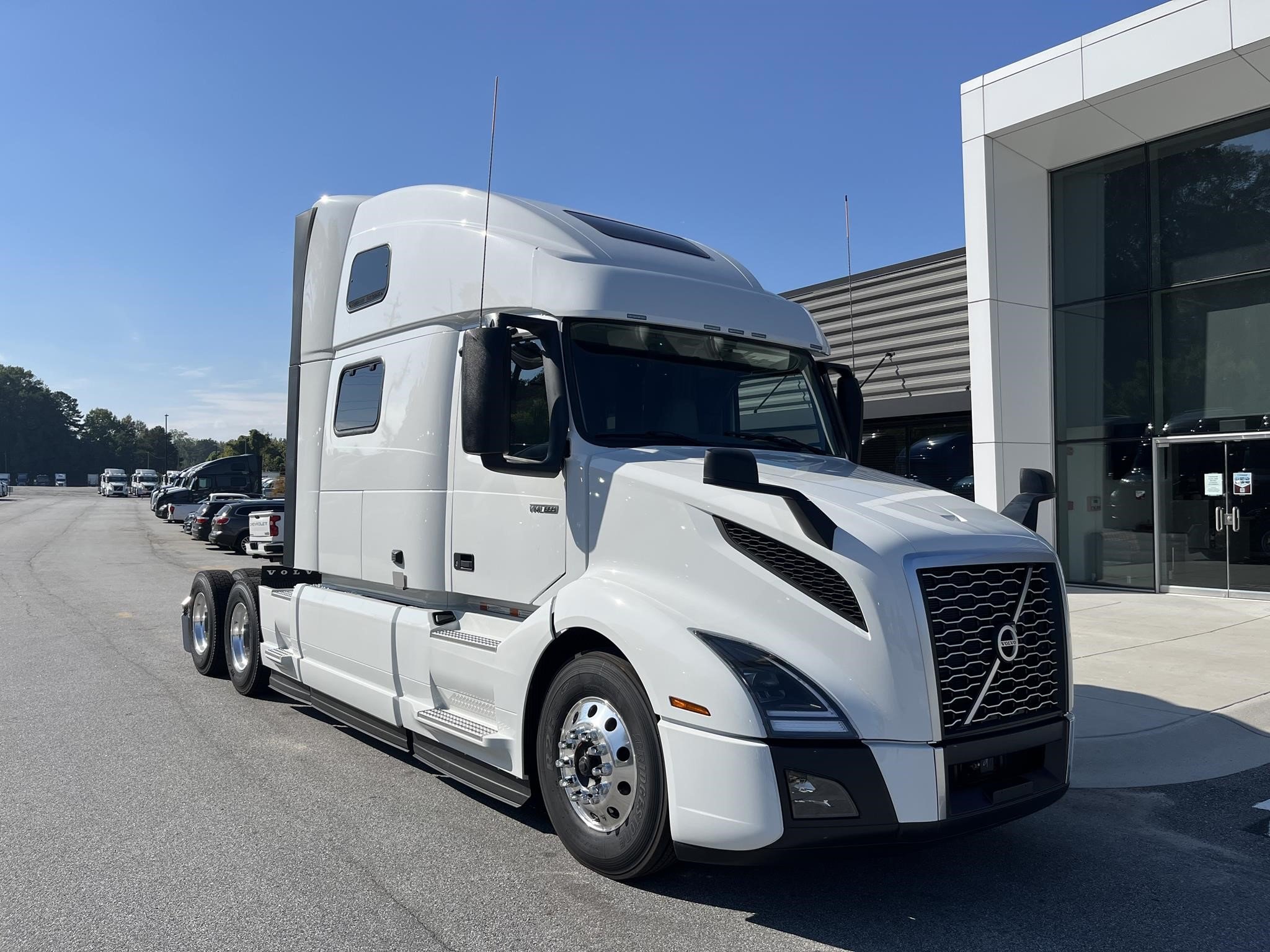 2025 VOLVO VNL64T860 - image 1 of 6