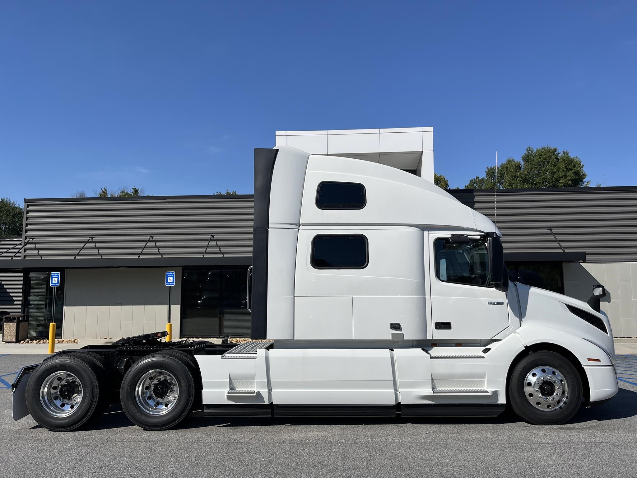 2025 VOLVO VNL64T860 - image 2 of 6