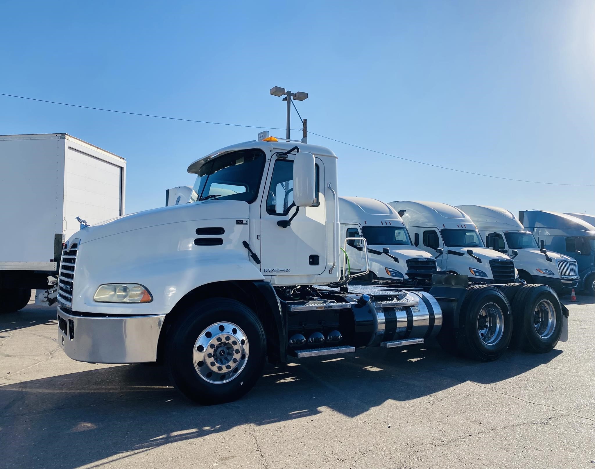 2018 MACK PINNACLE CXU613 - image 2 of 6