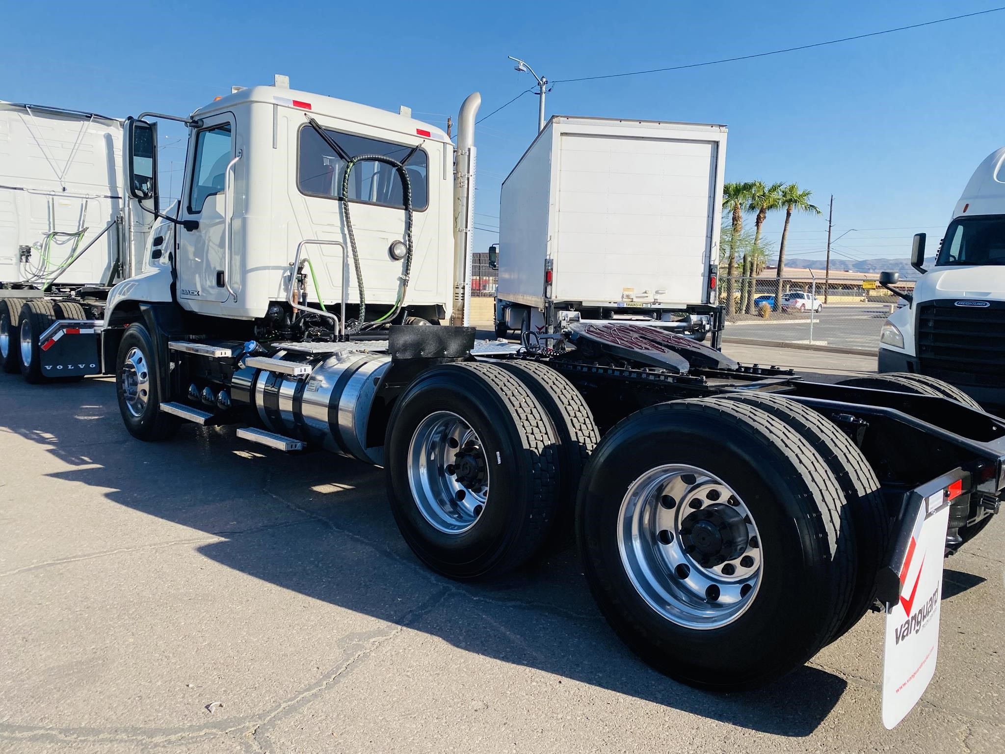 2018 MACK PINNACLE CXU613 - image 3 of 6