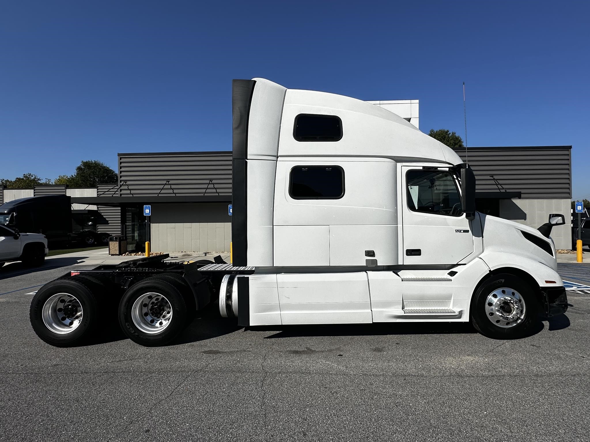 2020 VOLVO VNL64T860 - image 2 of 6