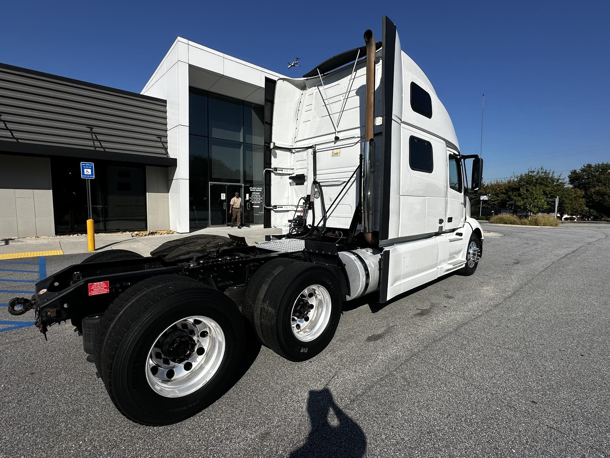 2020 VOLVO VNL64T860 - image 3 of 6