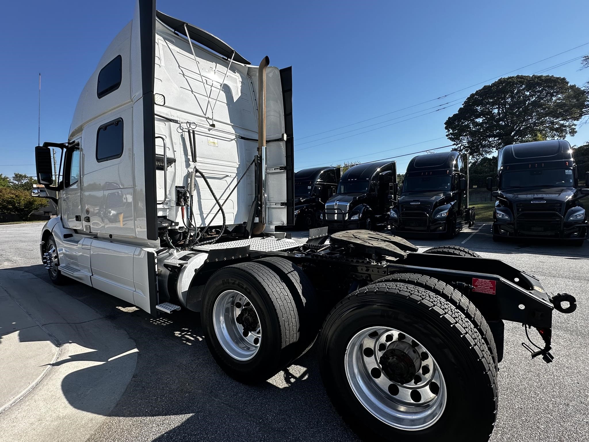 2020 VOLVO VNL64T860 - image 4 of 6